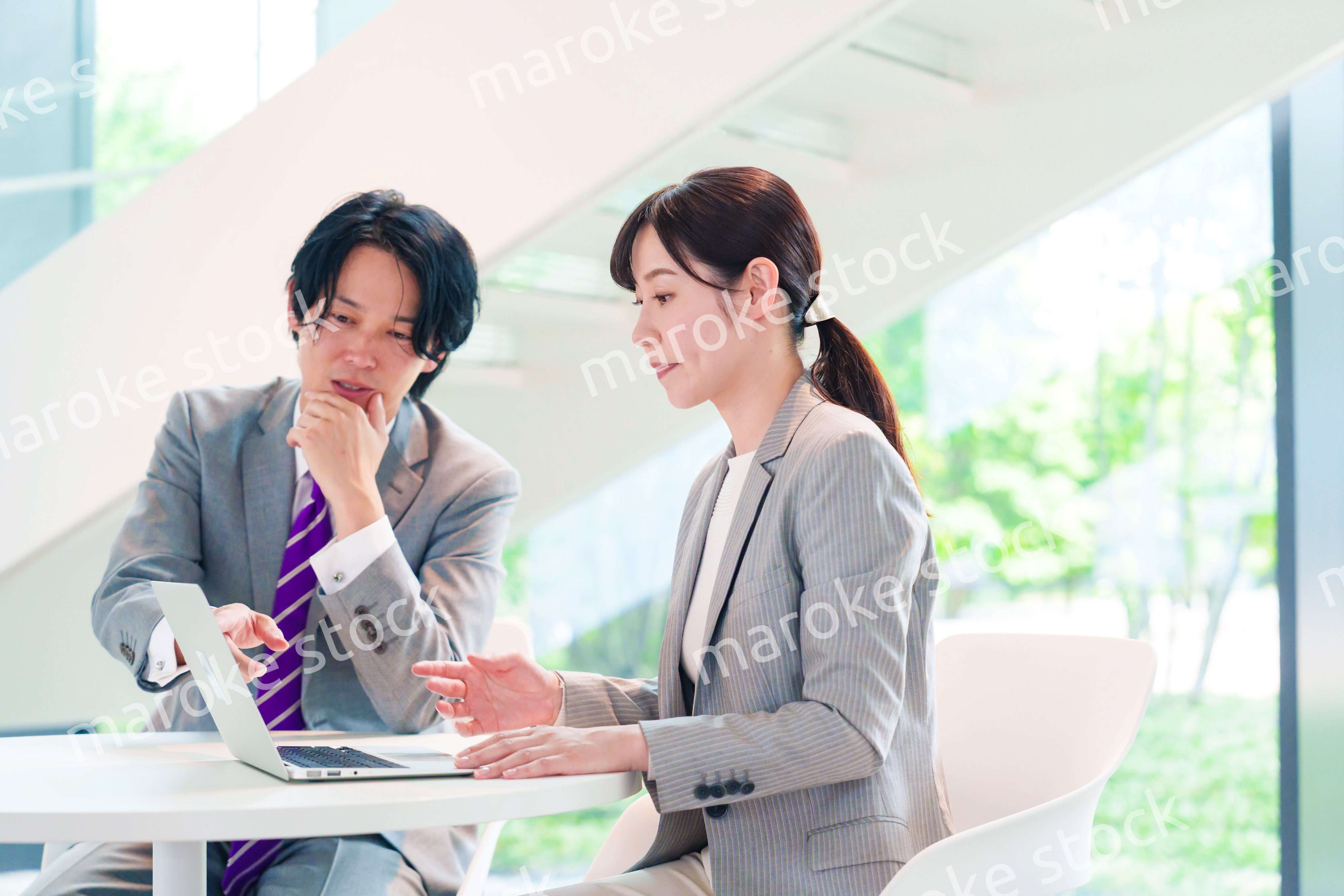 上司に相談をする女性社員