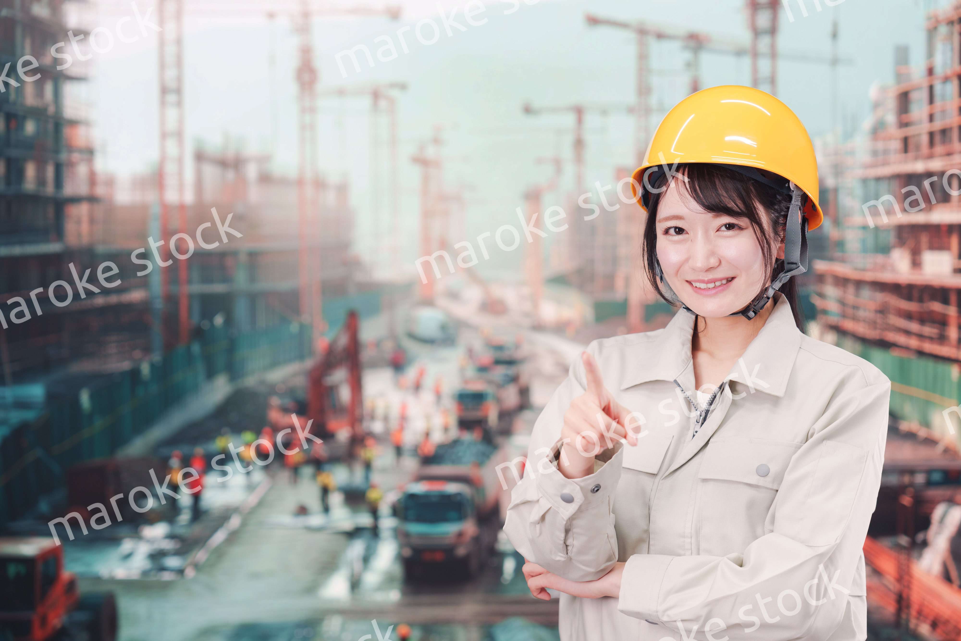 大規模な建設現場で働く若い女性