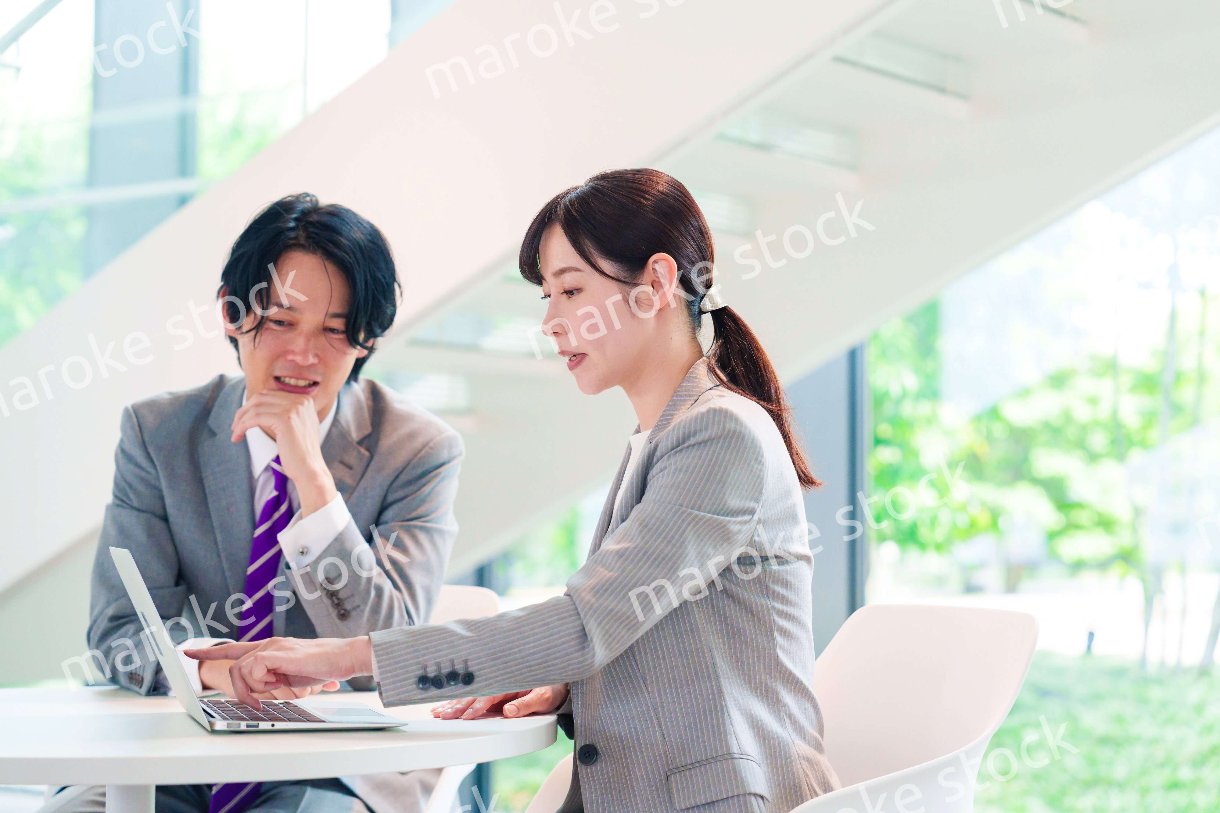 上司に相談をする女性社員