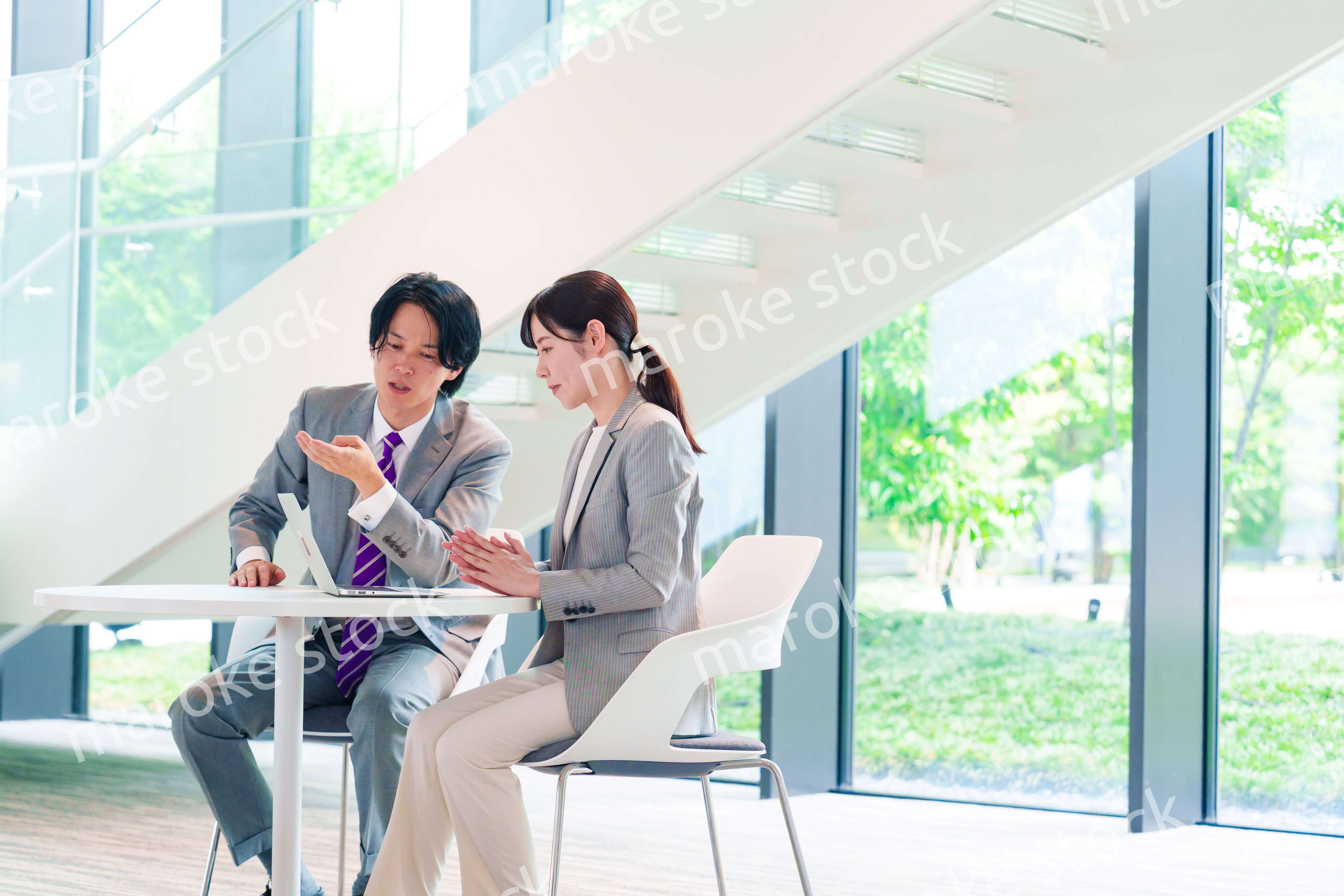 上司に相談をする女性社員