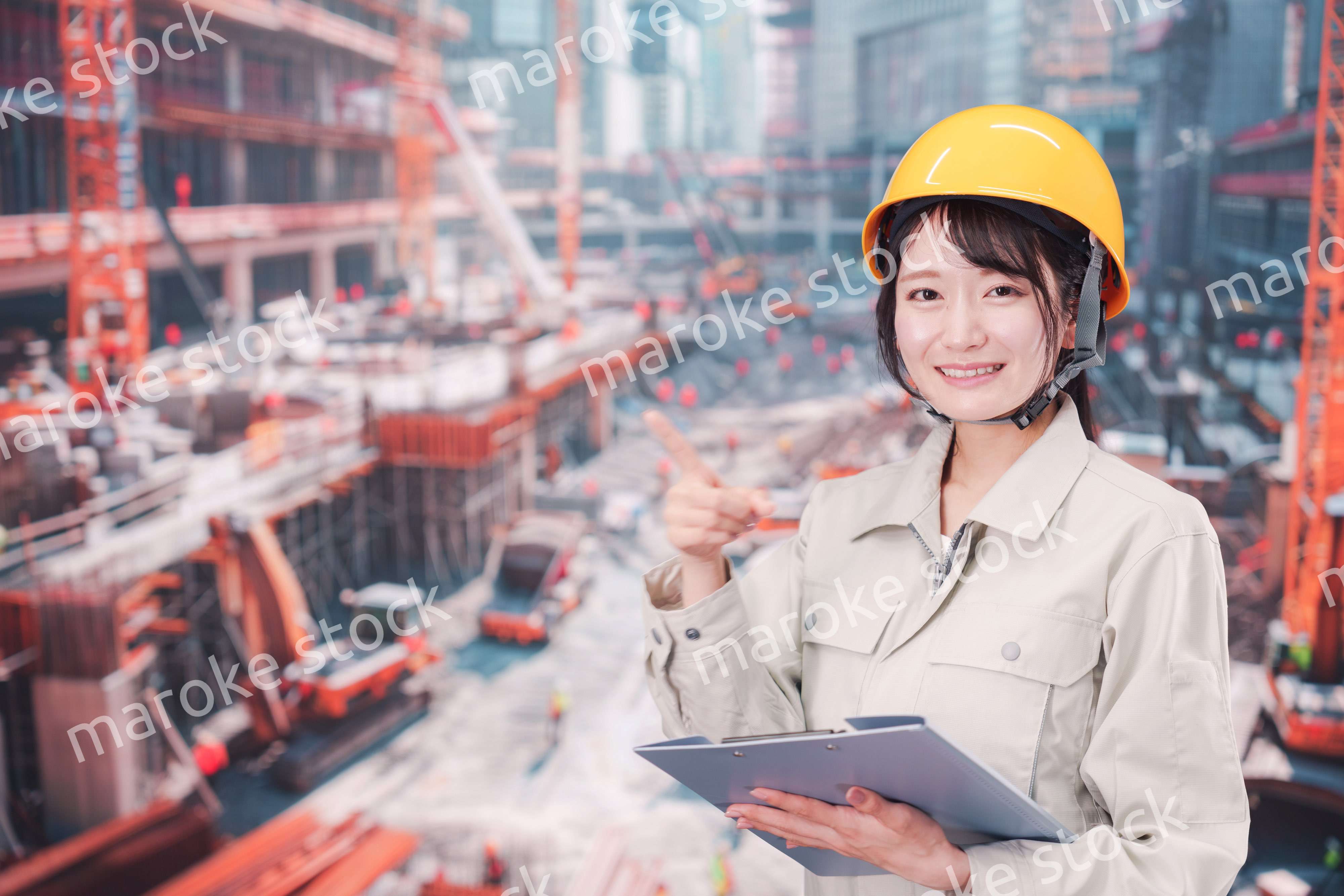 大規模な建設現場で働く若い女性