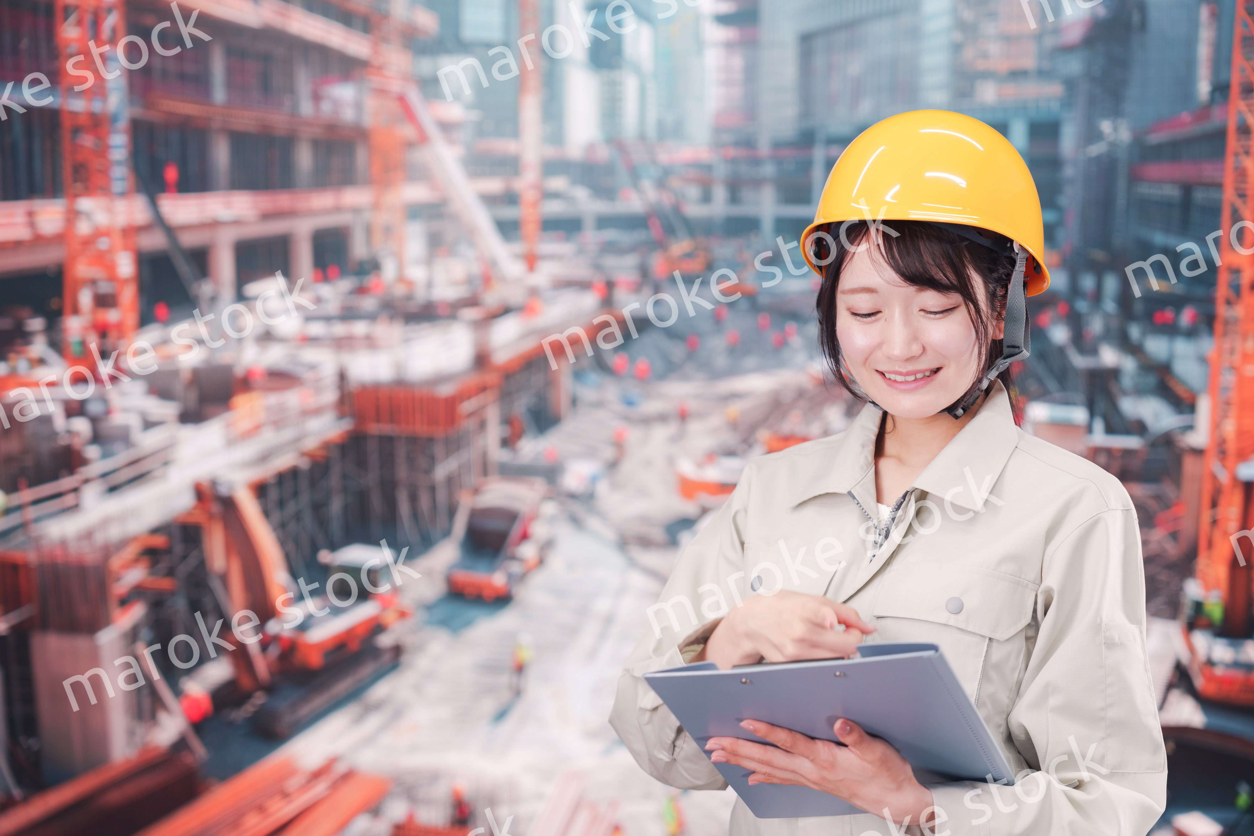 大規模な建設現場で働く若い女性