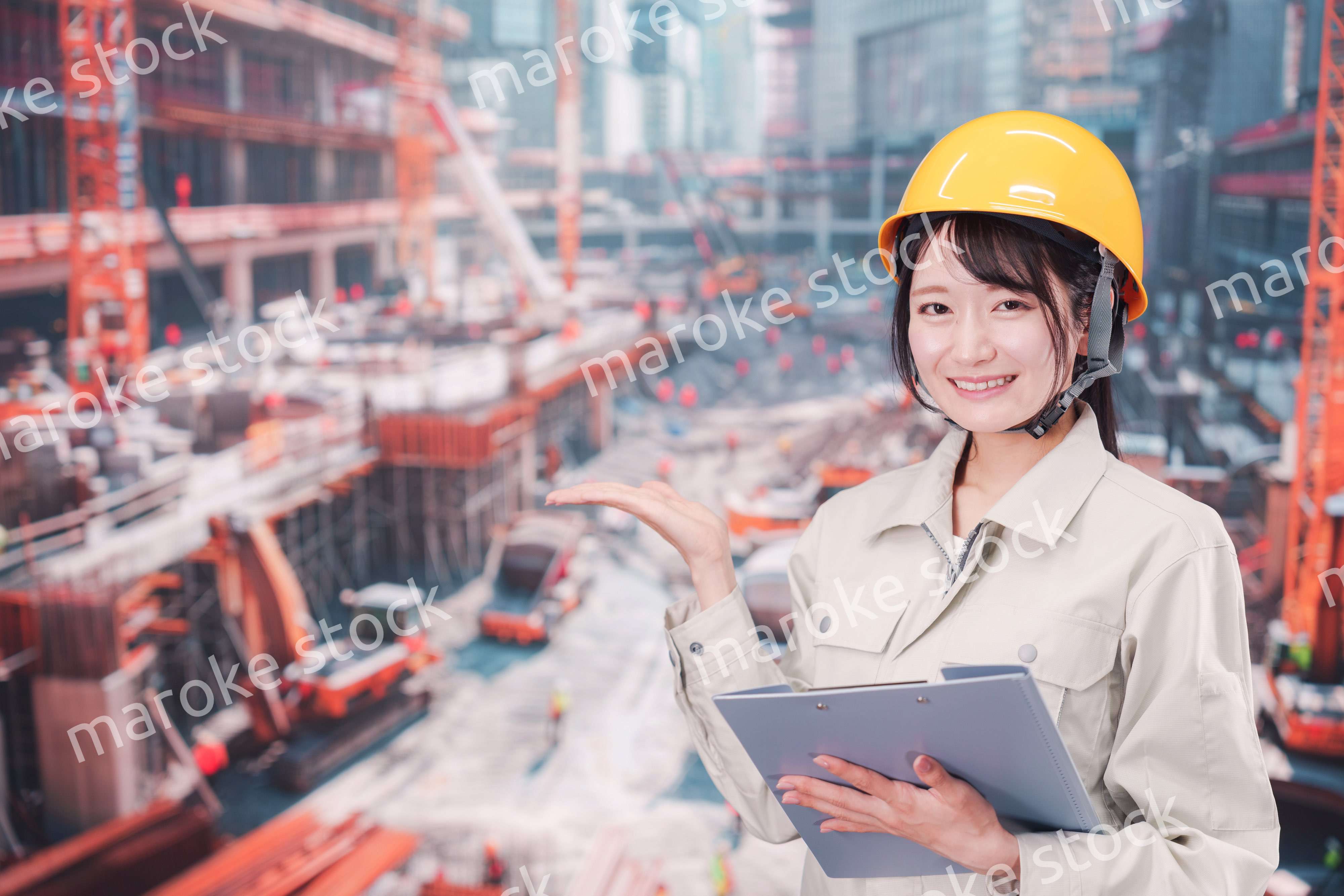 大規模な建設現場で働く若い女性