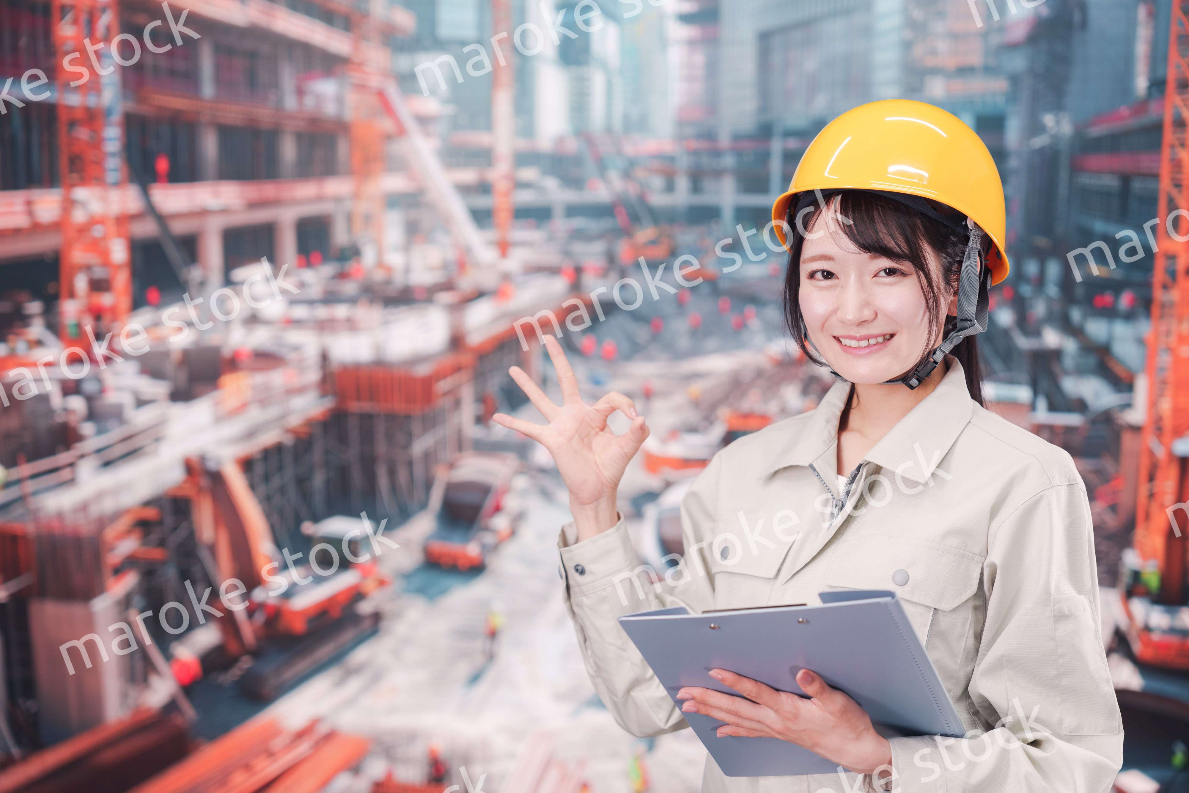 大規模な建設現場で働く若い女性