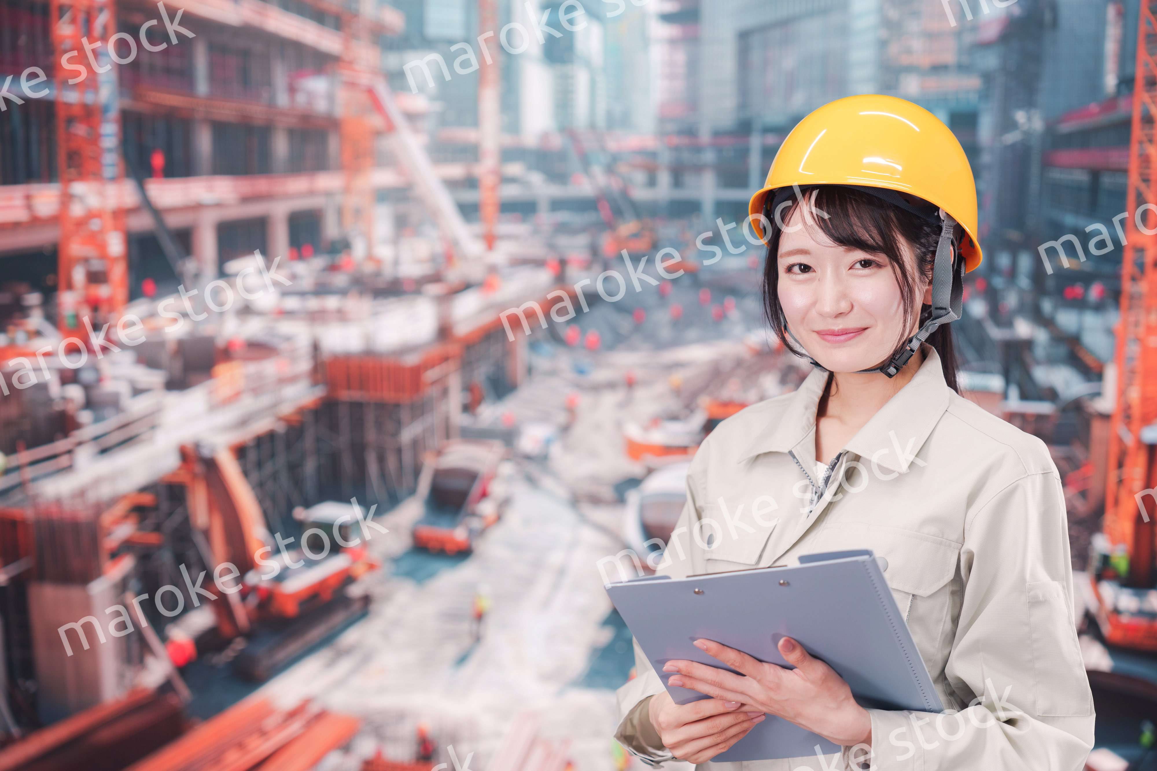 大規模な建設現場で働く若い女性