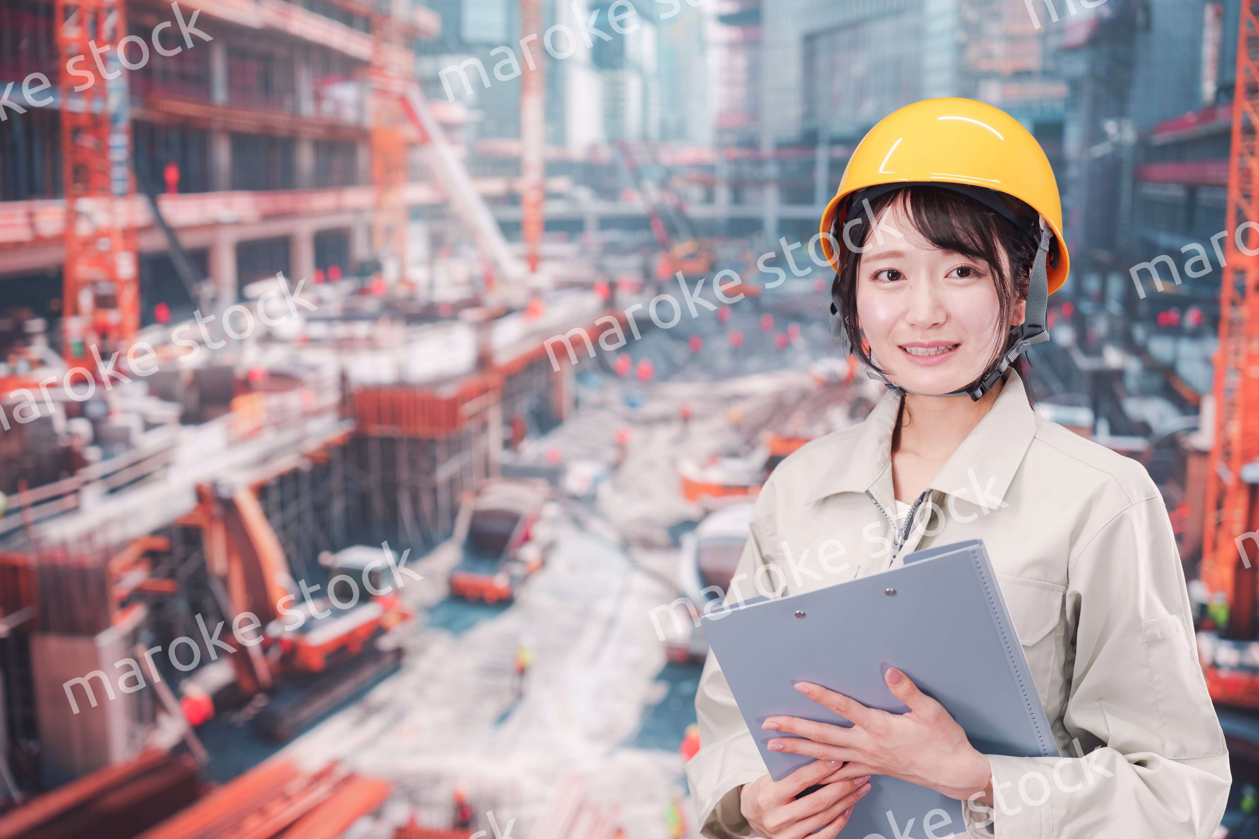 大規模な建設現場で働く若い女性