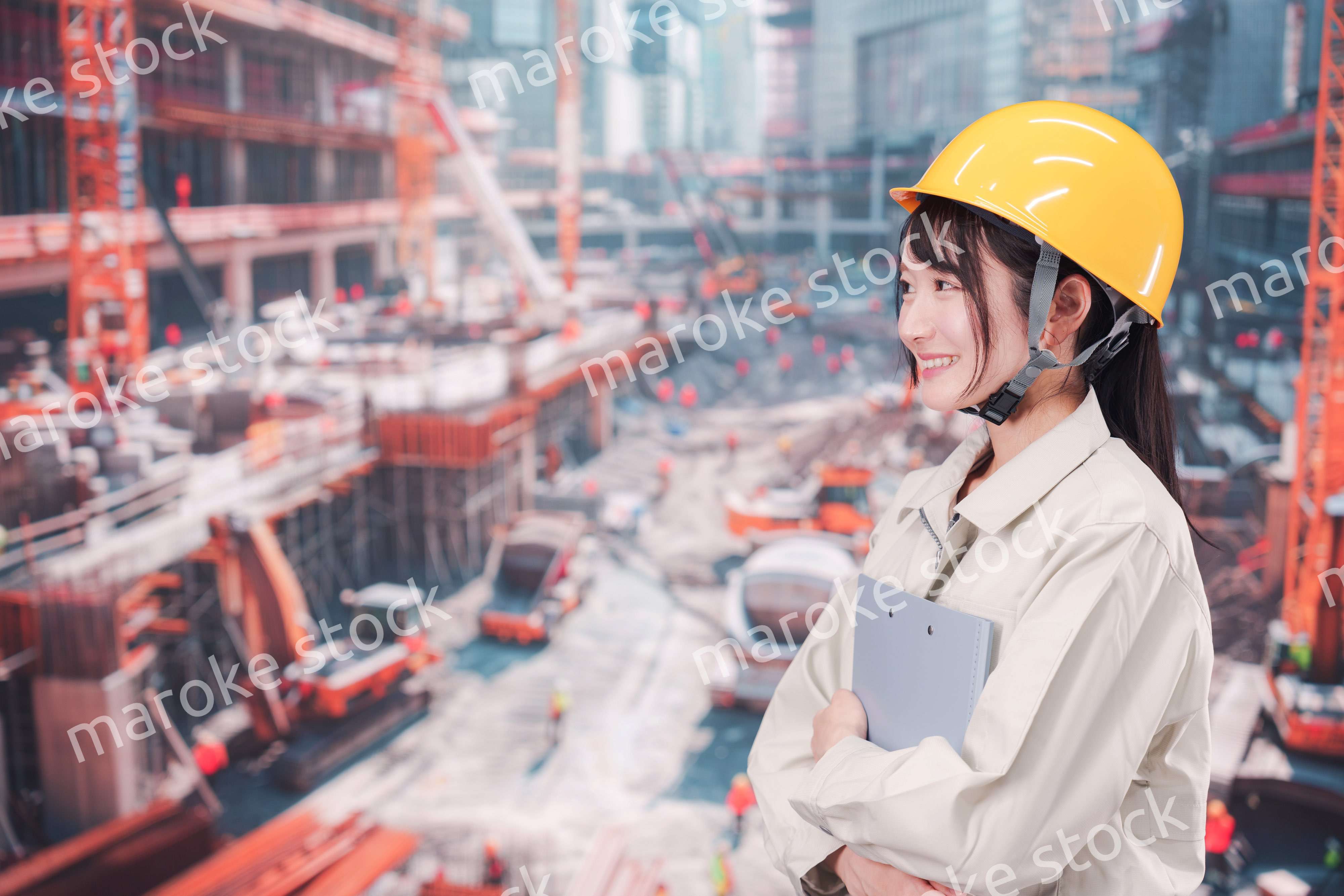 大規模な建設現場で働く若い女性