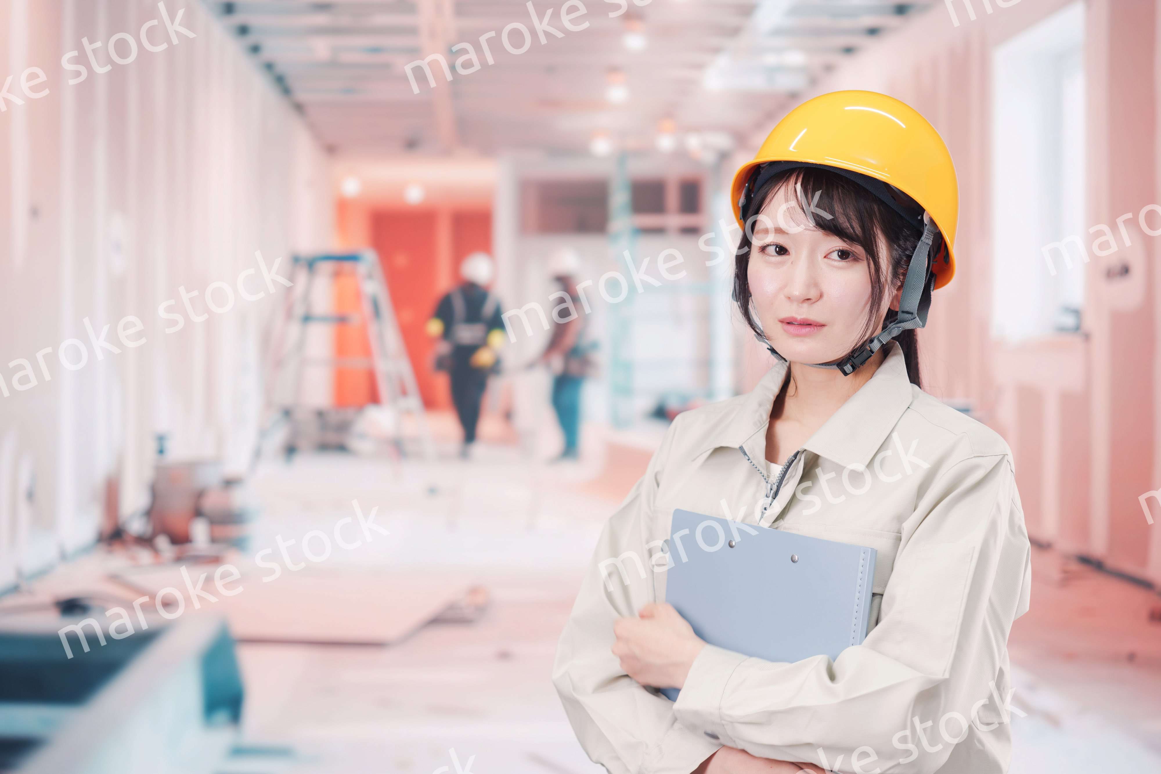 建設現場の施工管理をする女性