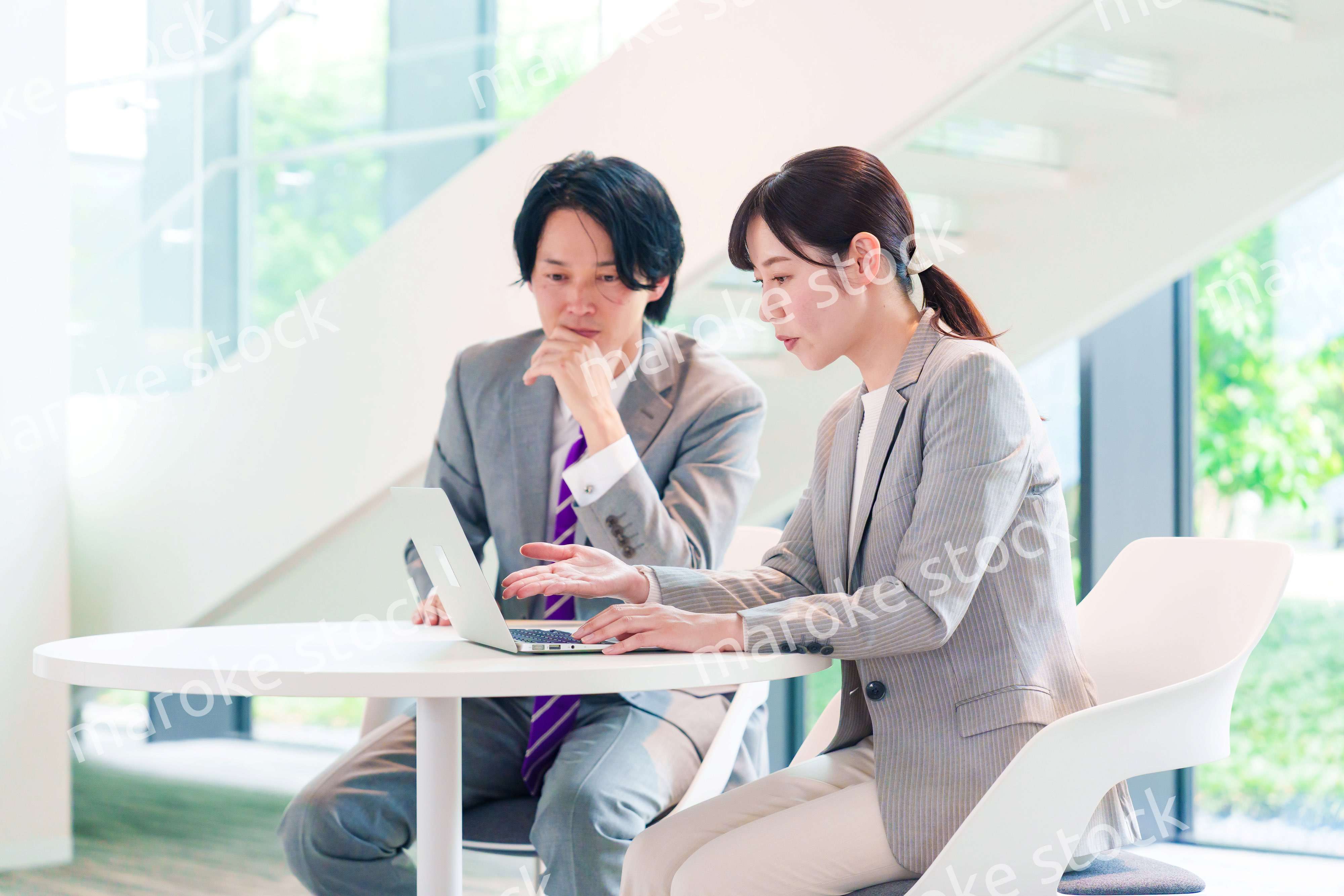 上司に相談をする女性社員