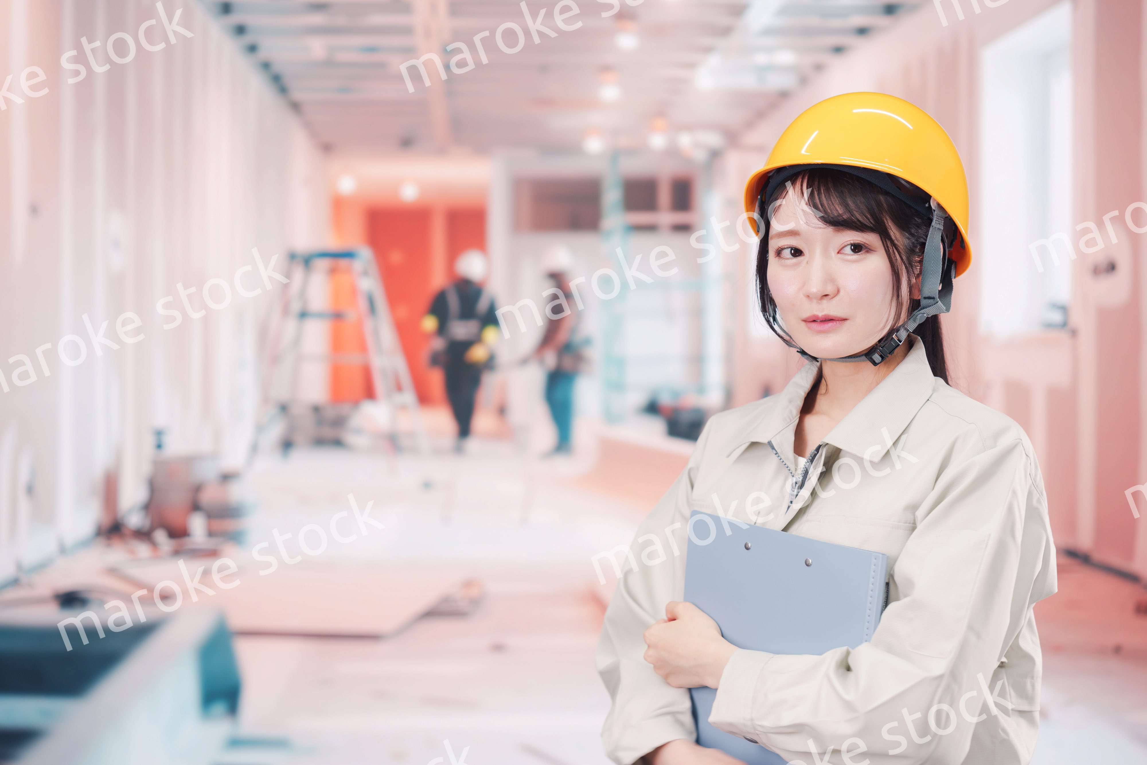 建設現場の施工管理をする女性