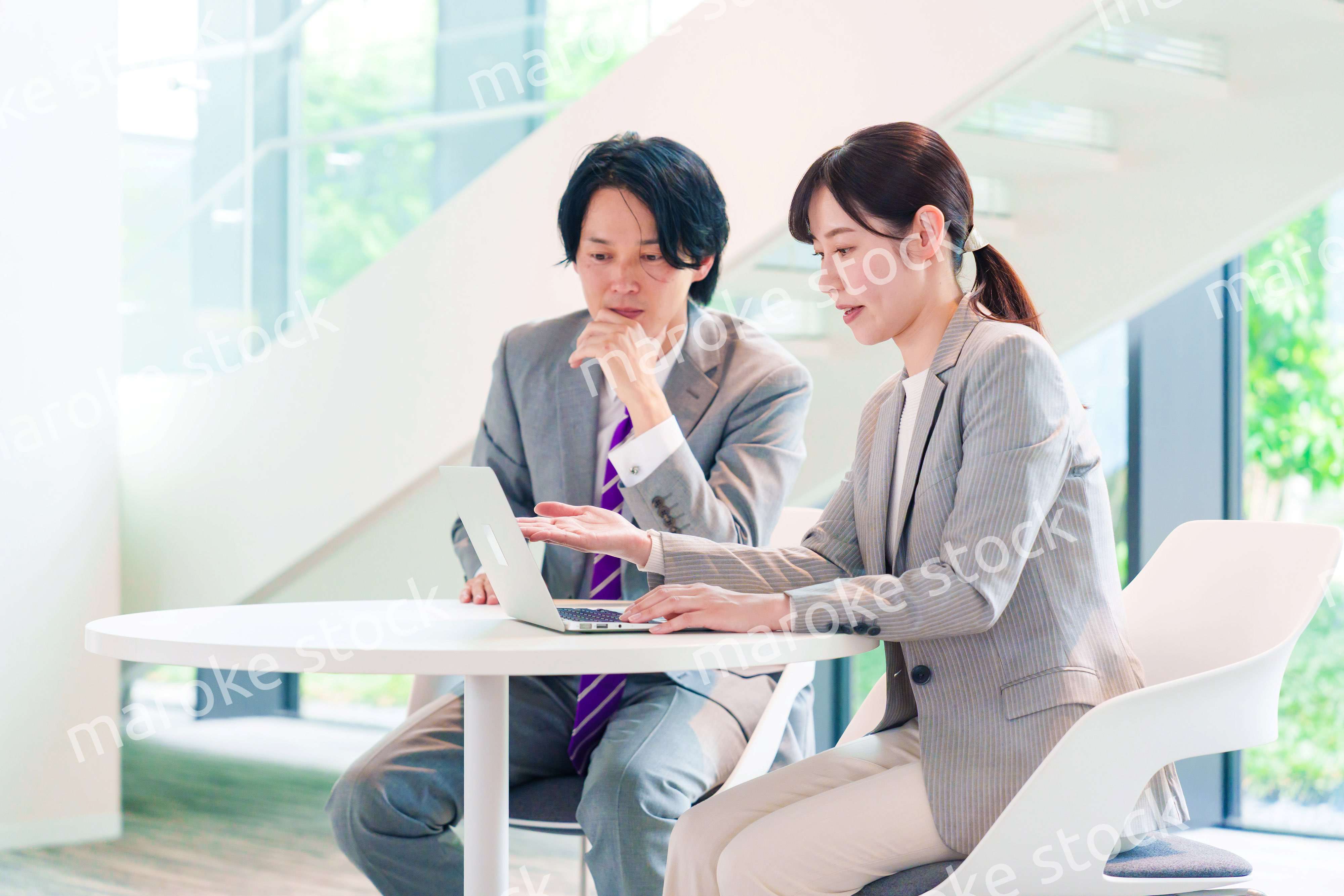 上司に相談をする女性社員