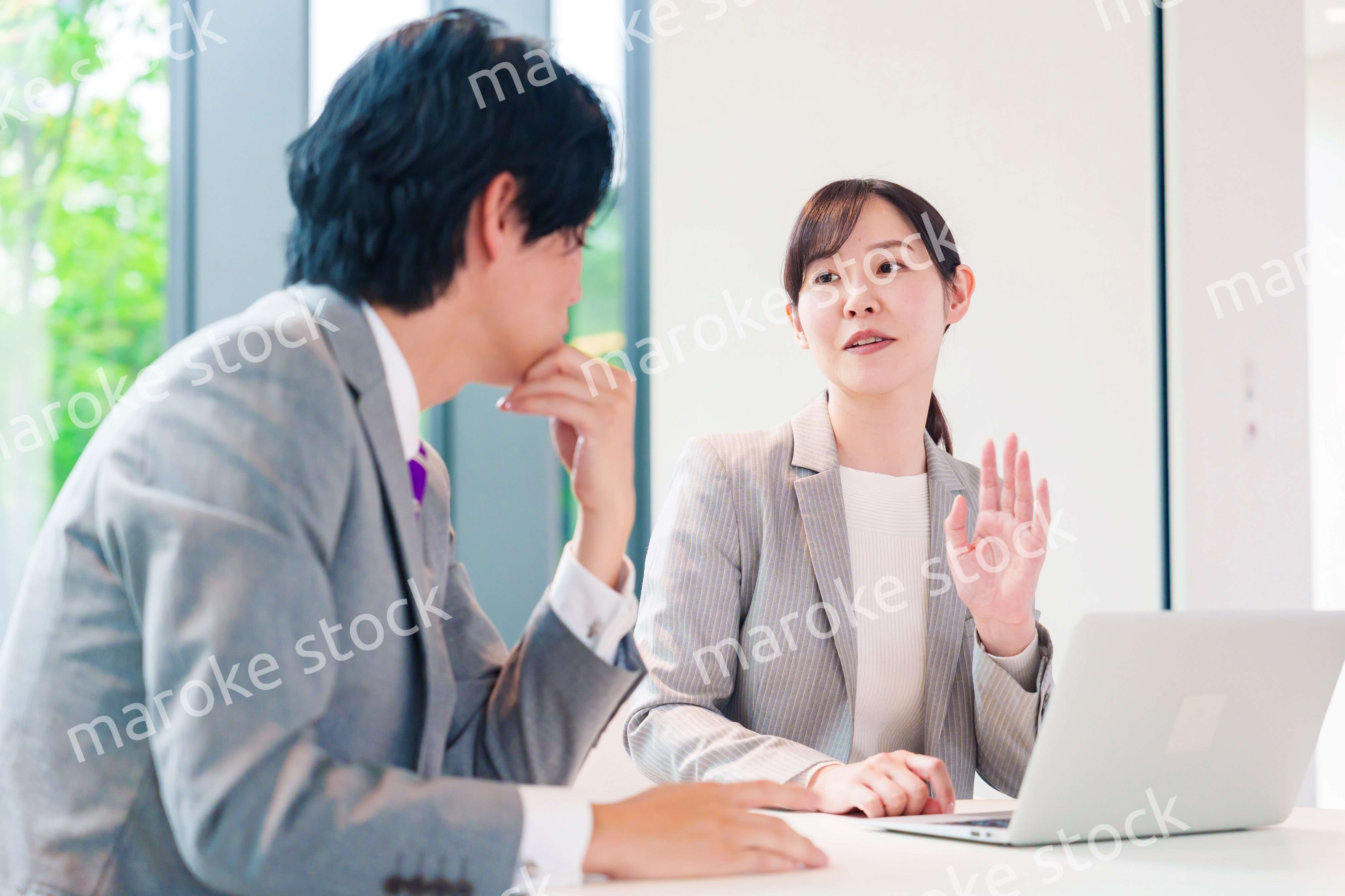 上司に相談をする女性社員