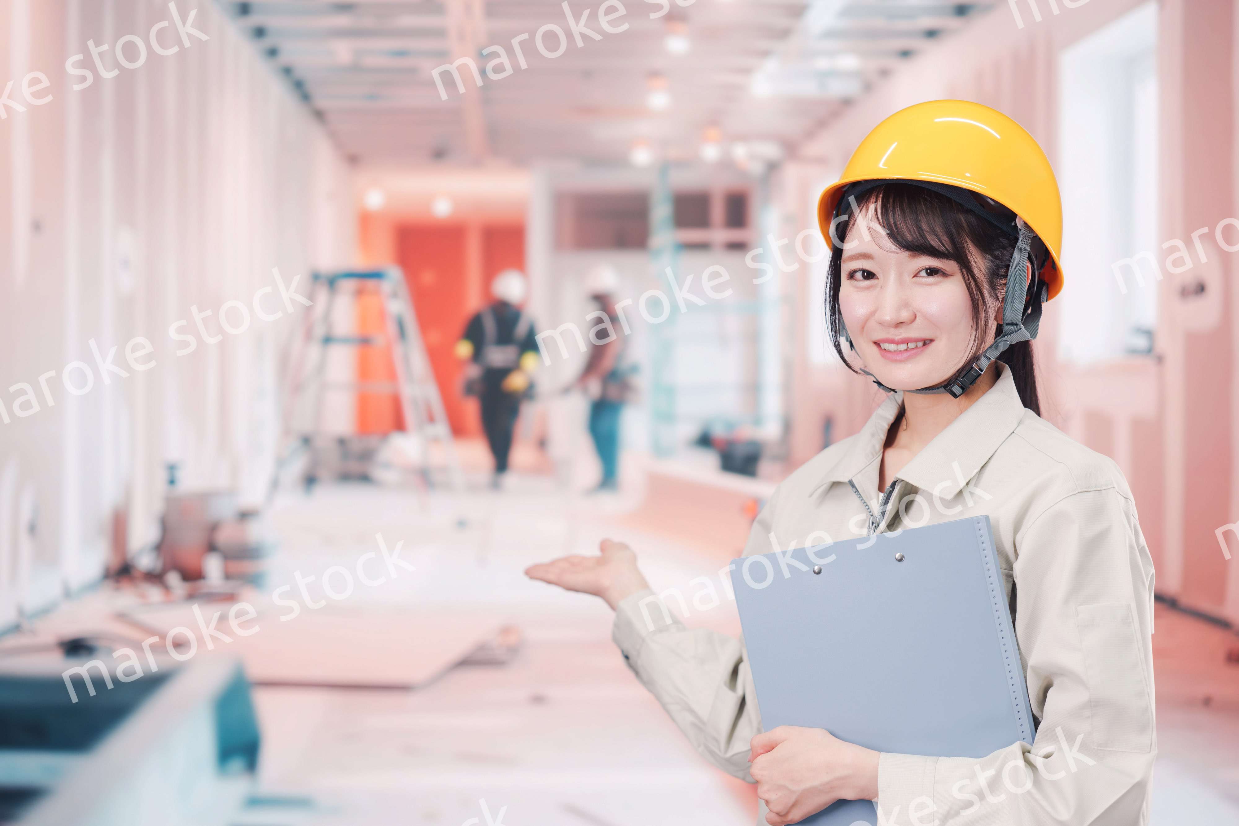 建設現場の施工管理をする女性