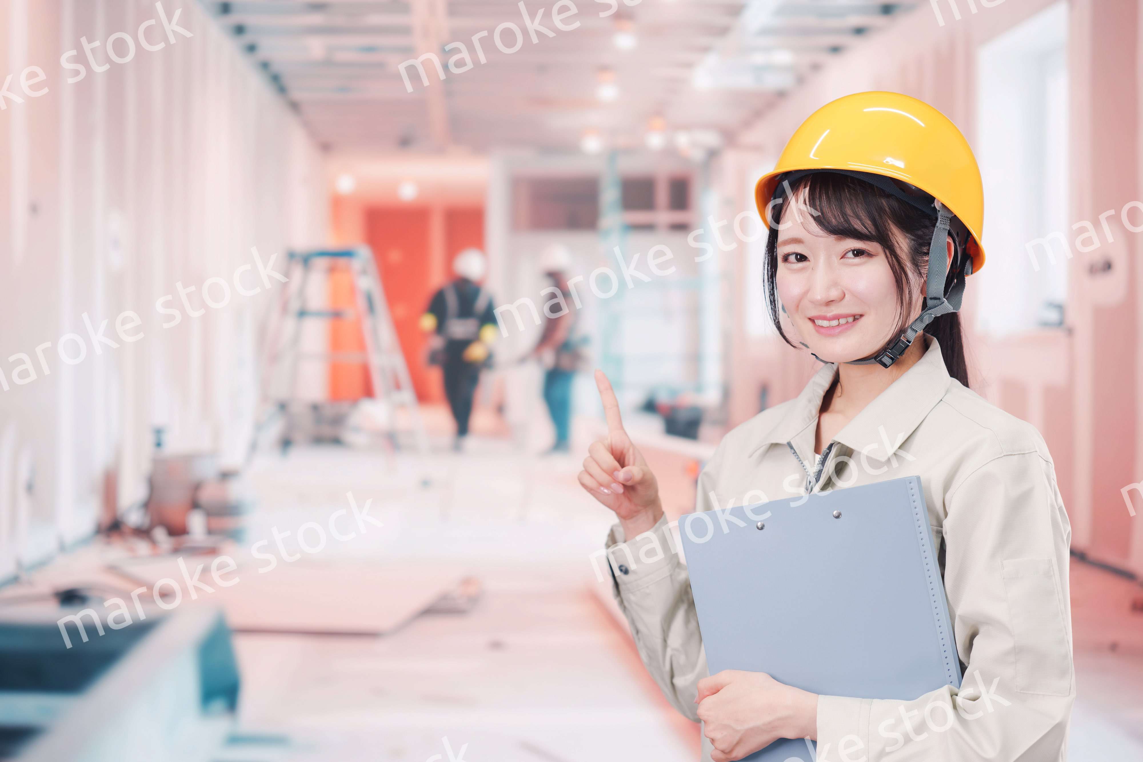 建設現場の施工管理をする女性