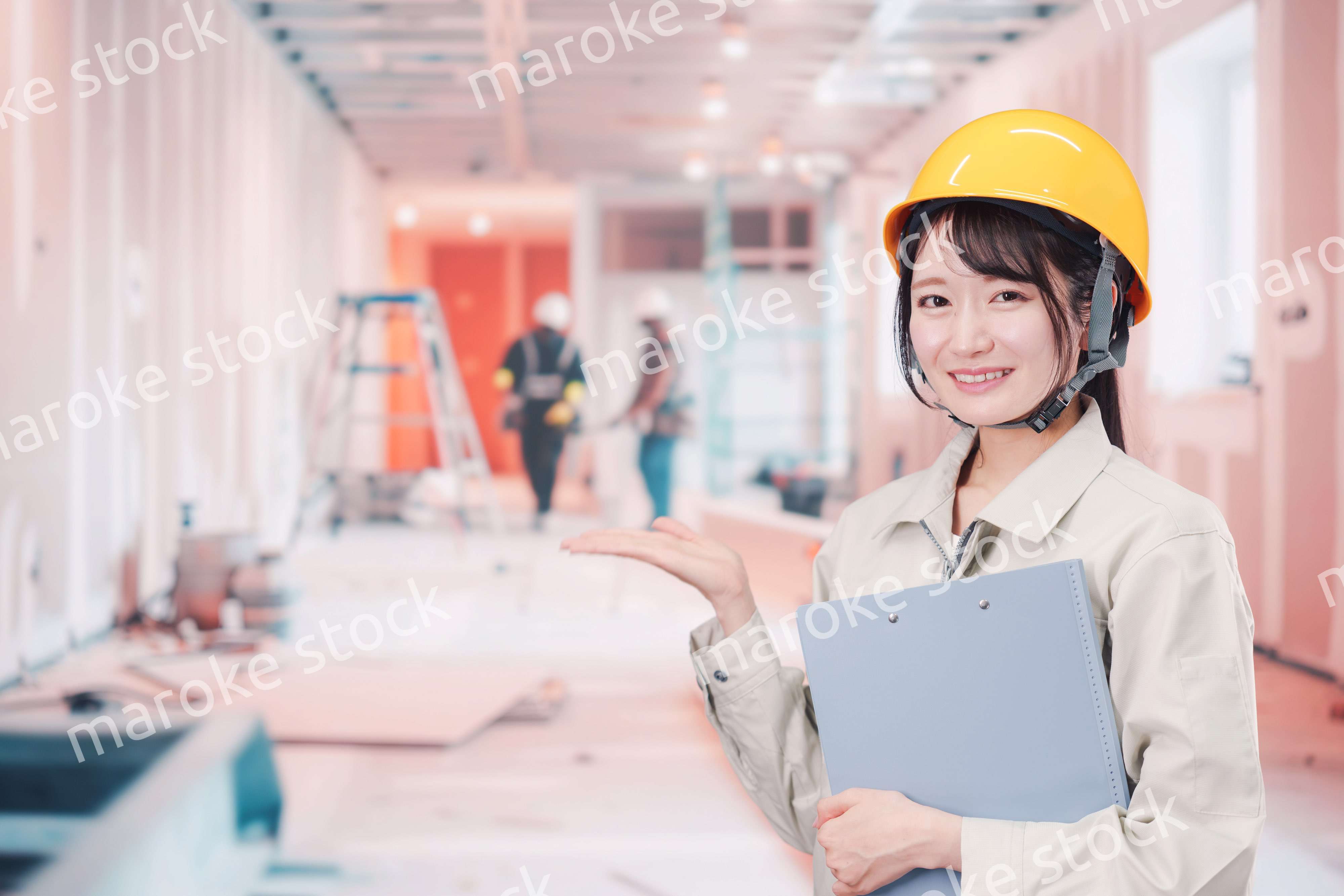 建設現場の施工管理をする女性