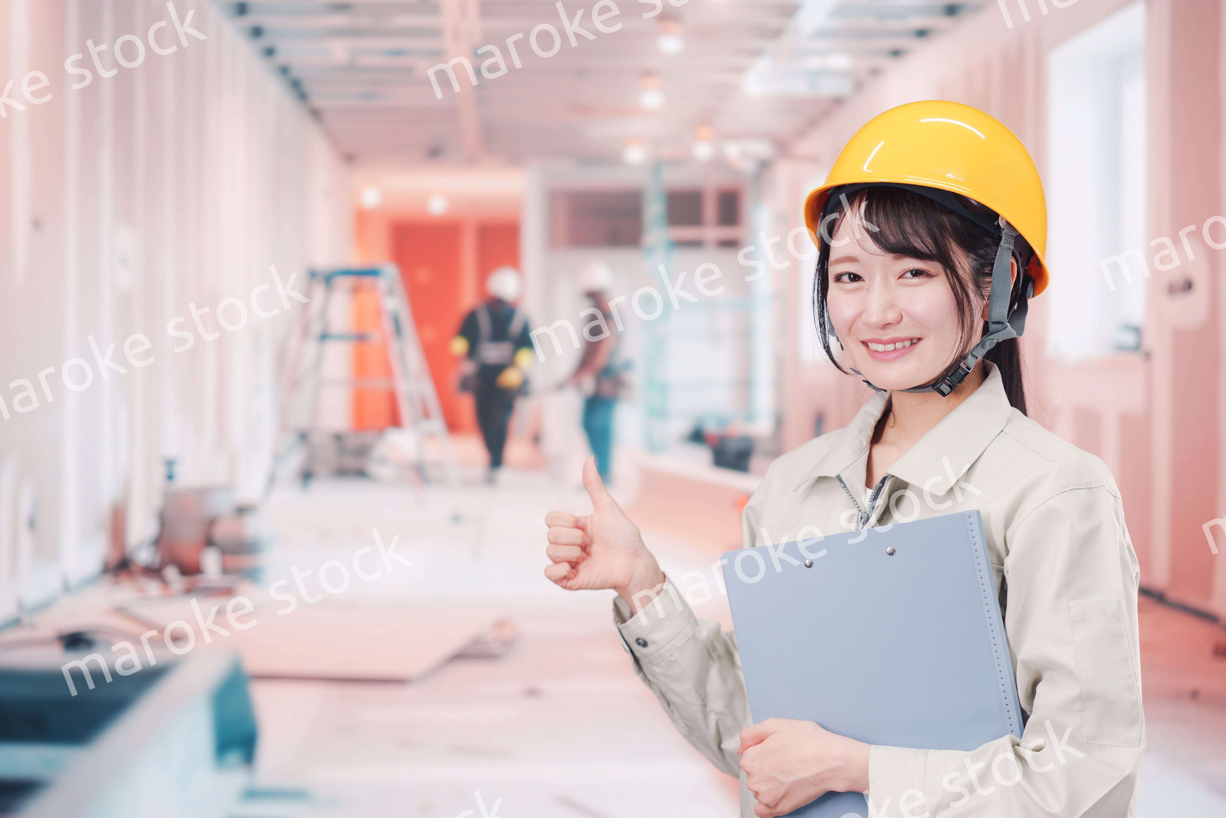 建設現場の施工管理をする女性