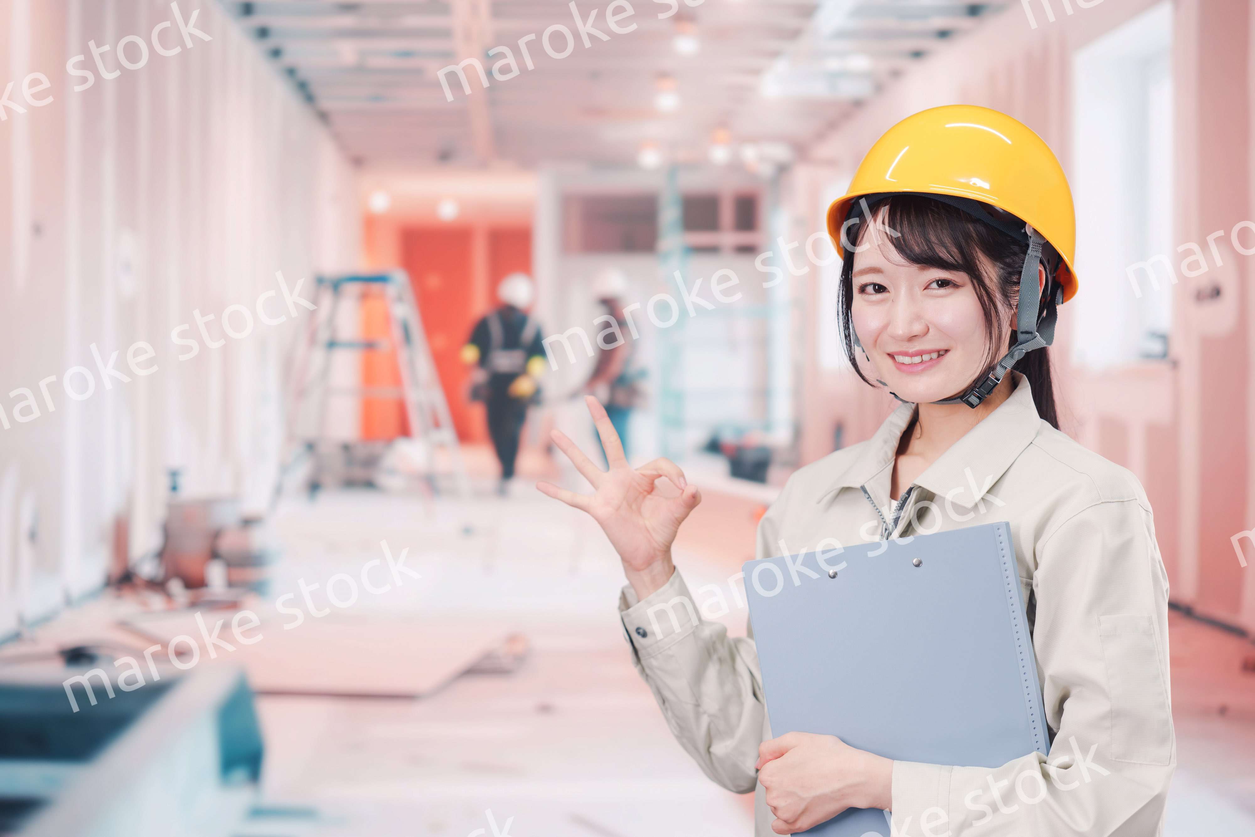 建設現場の施工管理をする女性