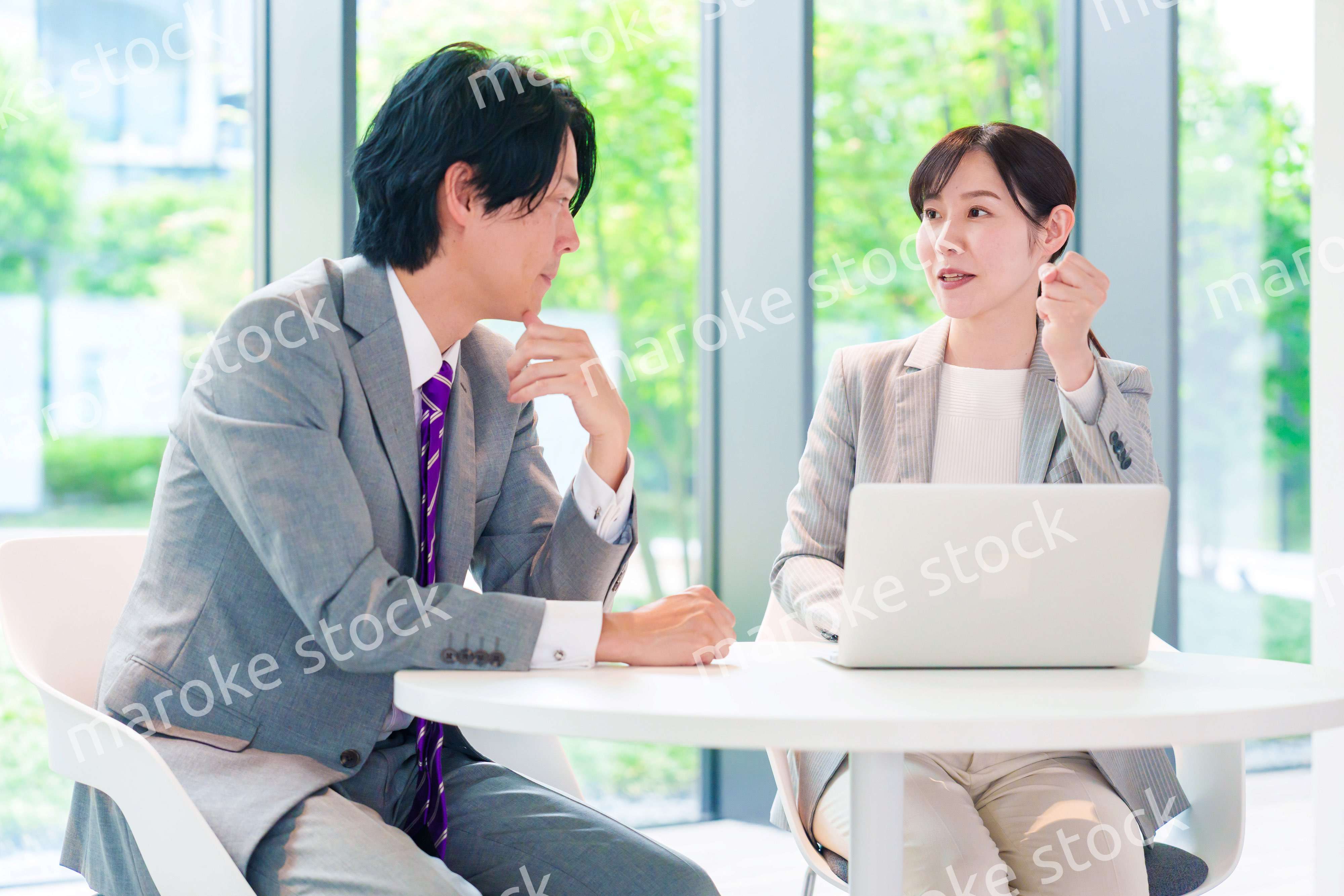 上司に相談をする女性社員