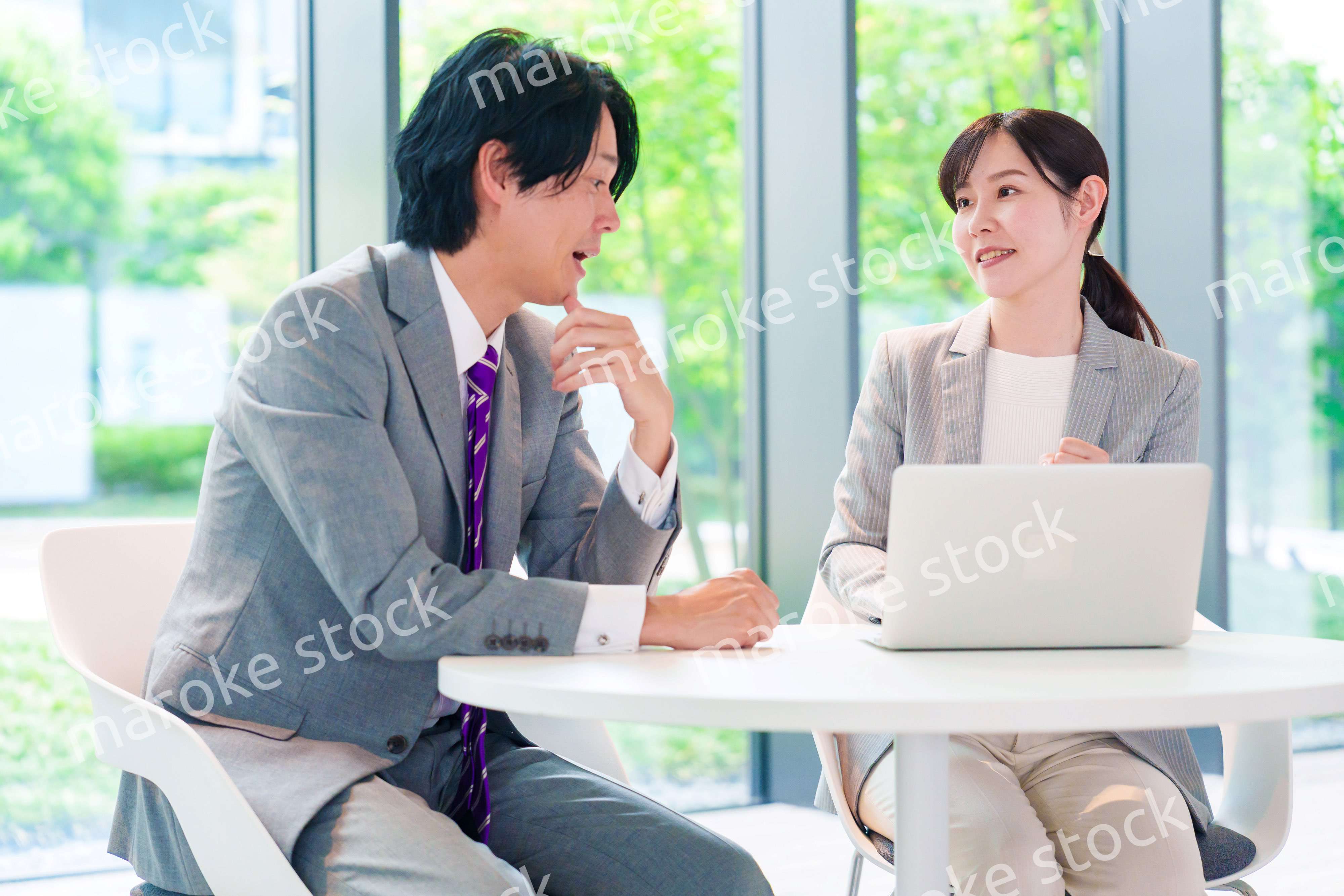 上司に相談をする女性社員