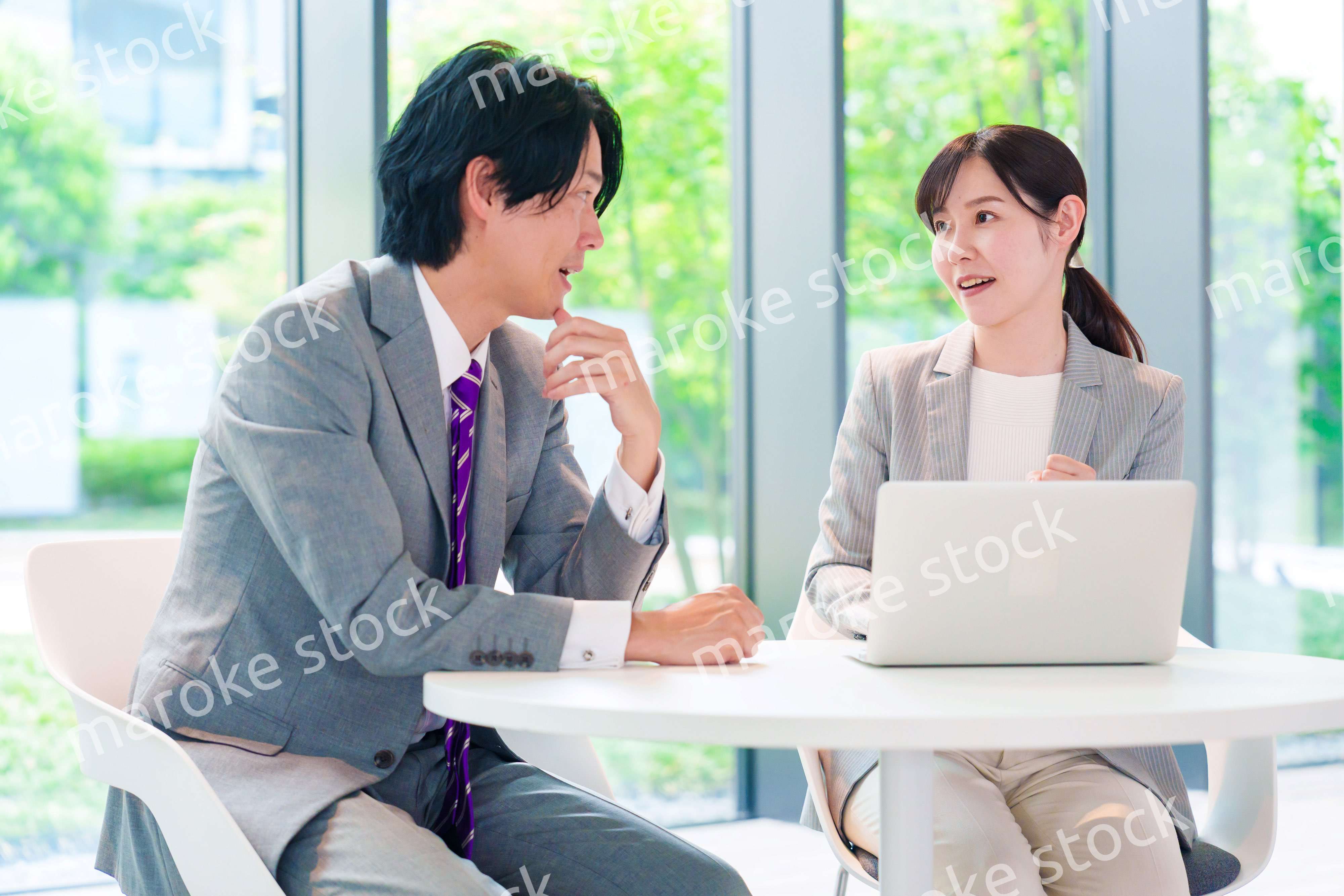 上司に相談をする女性社員