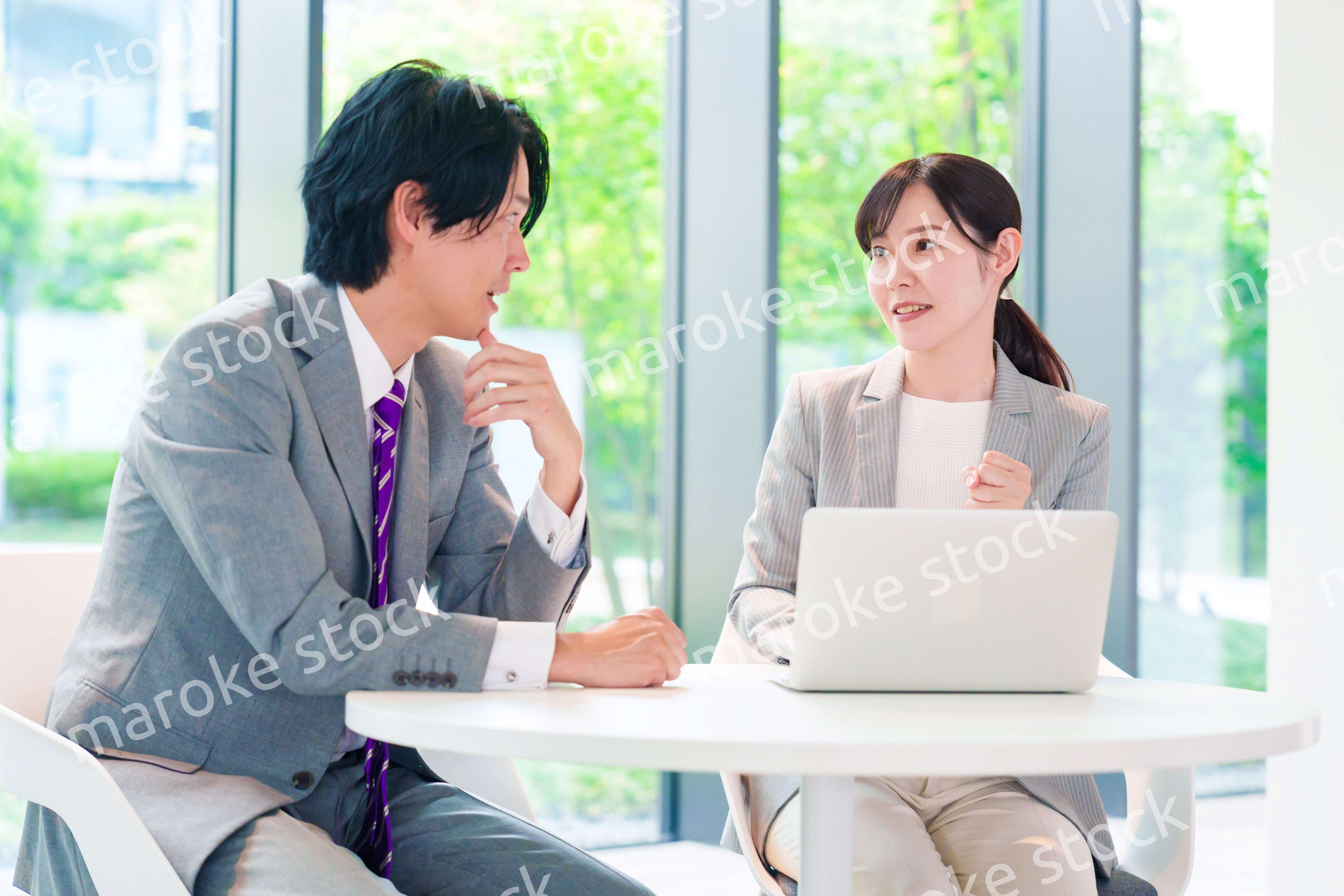 上司に相談をする女性社員