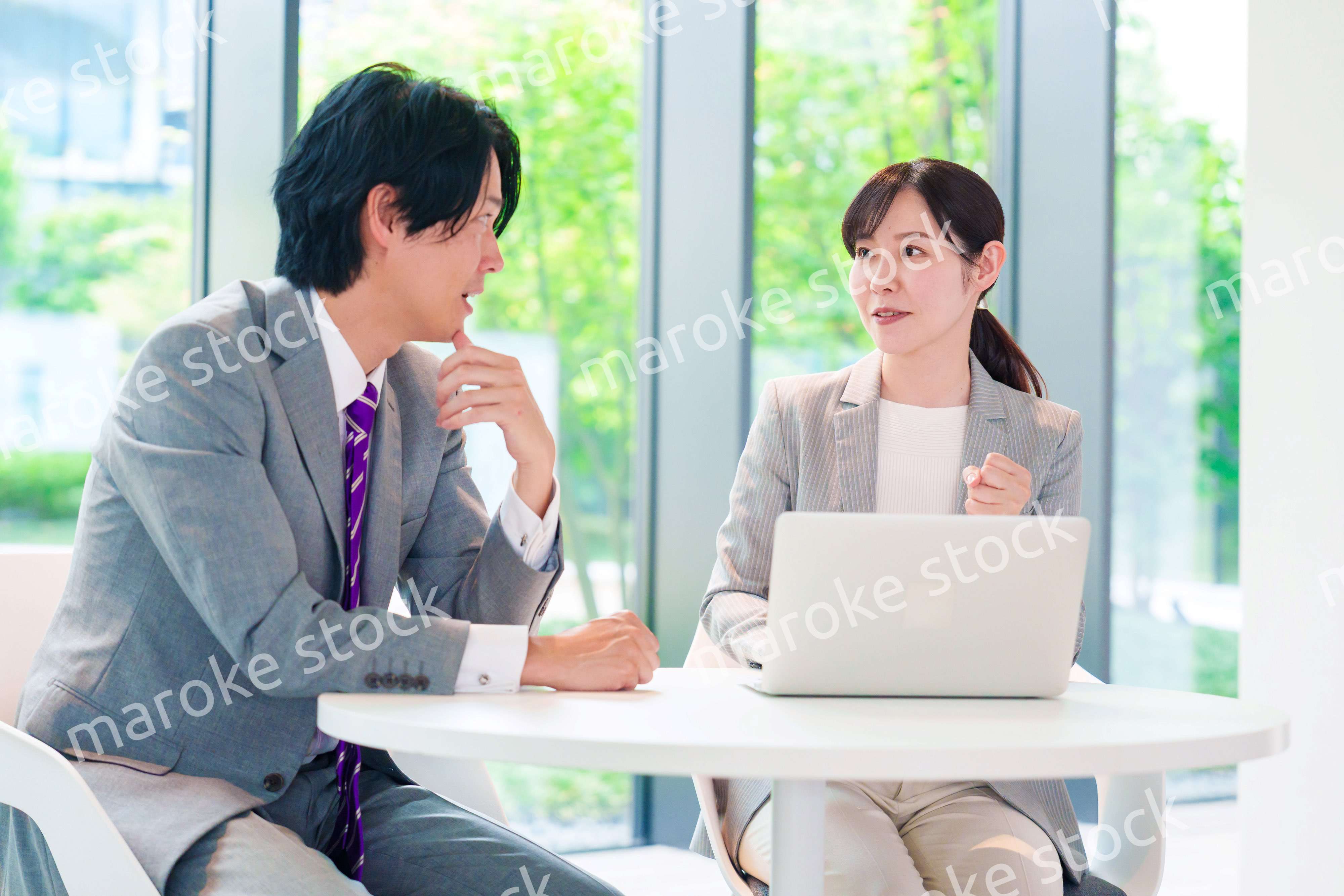 上司に相談をする女性社員