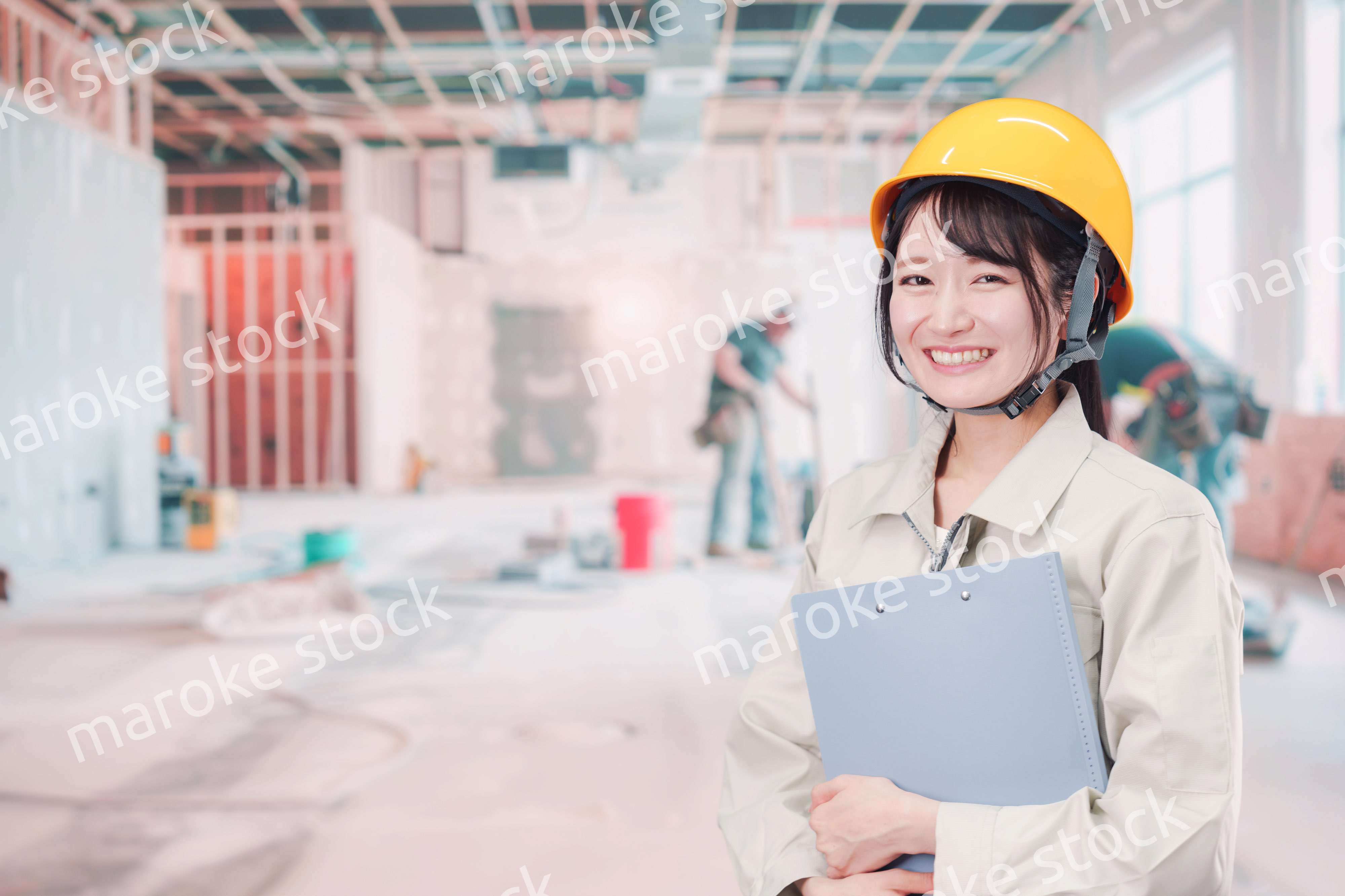 建設現場の施工管理をする女性