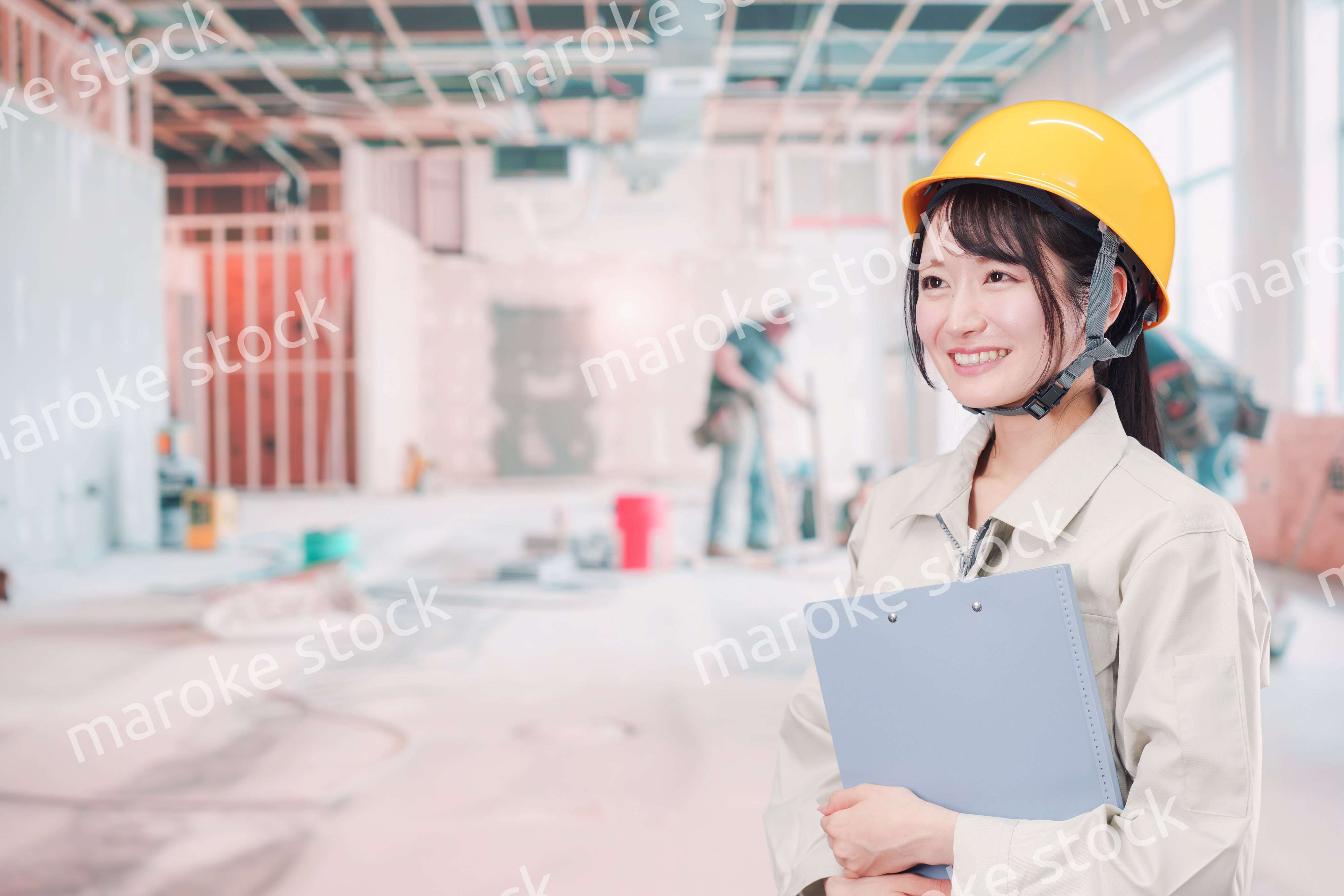 建設現場の施工管理をする女性