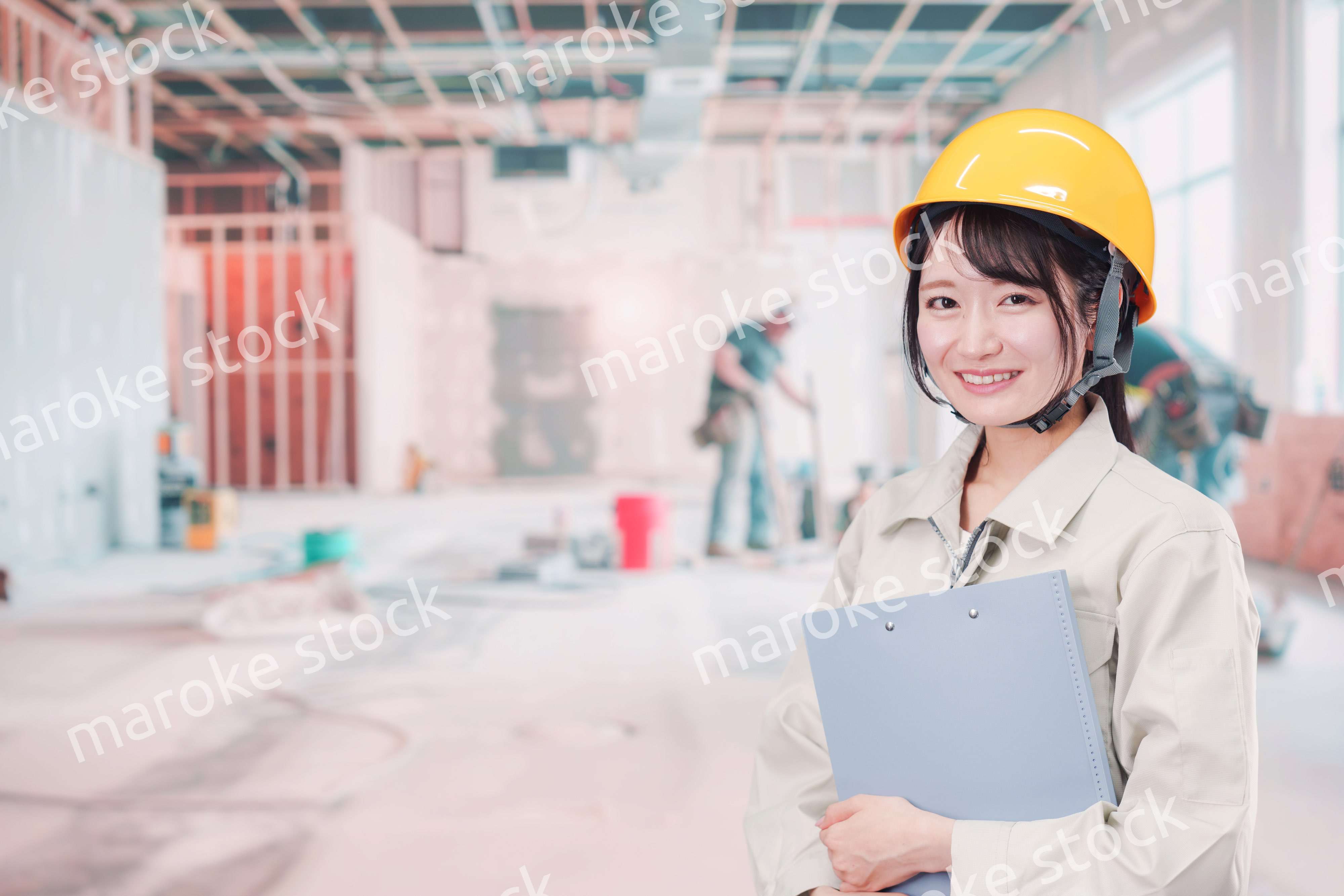 建設現場の施工管理をする女性