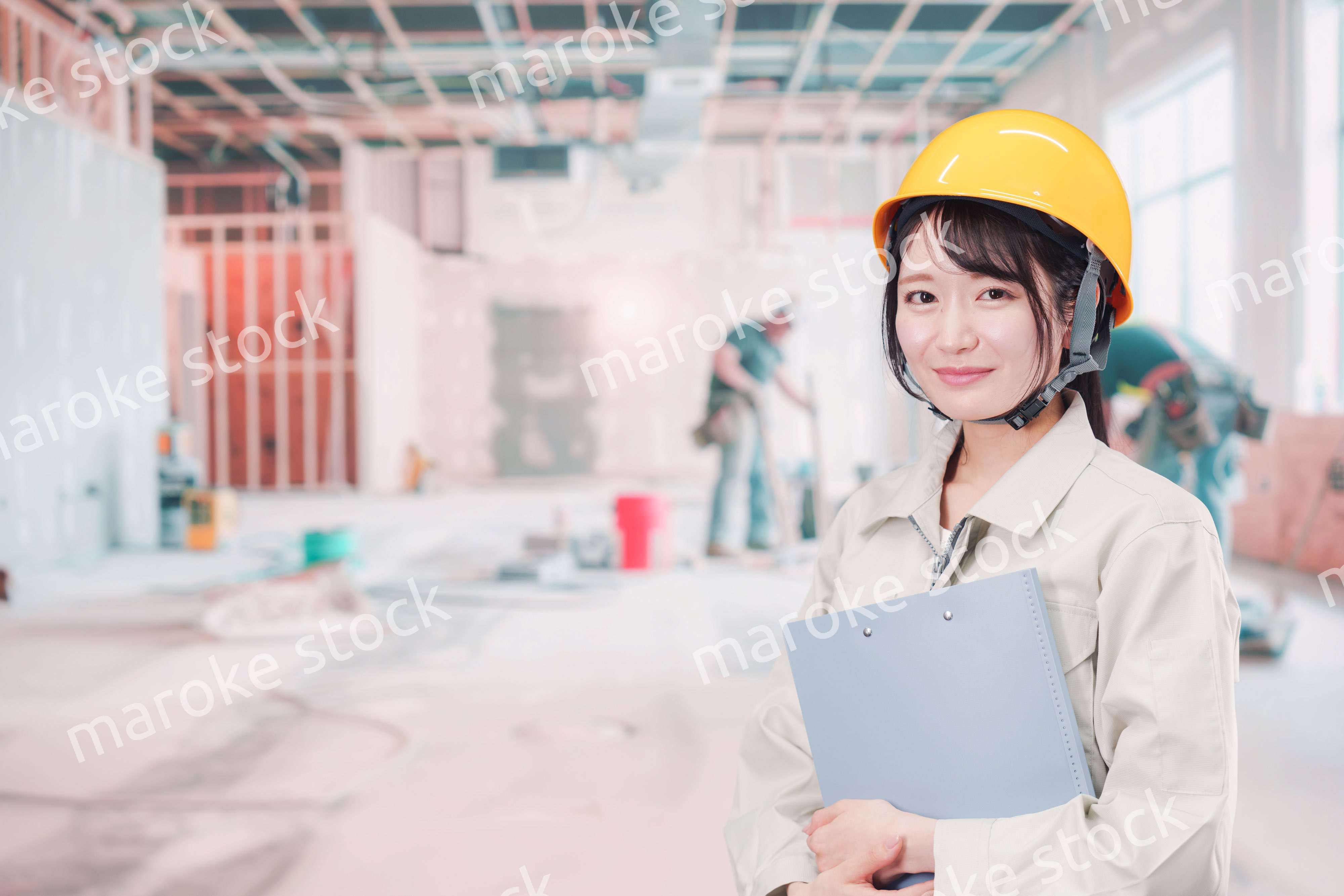 建設現場の施工管理をする女性