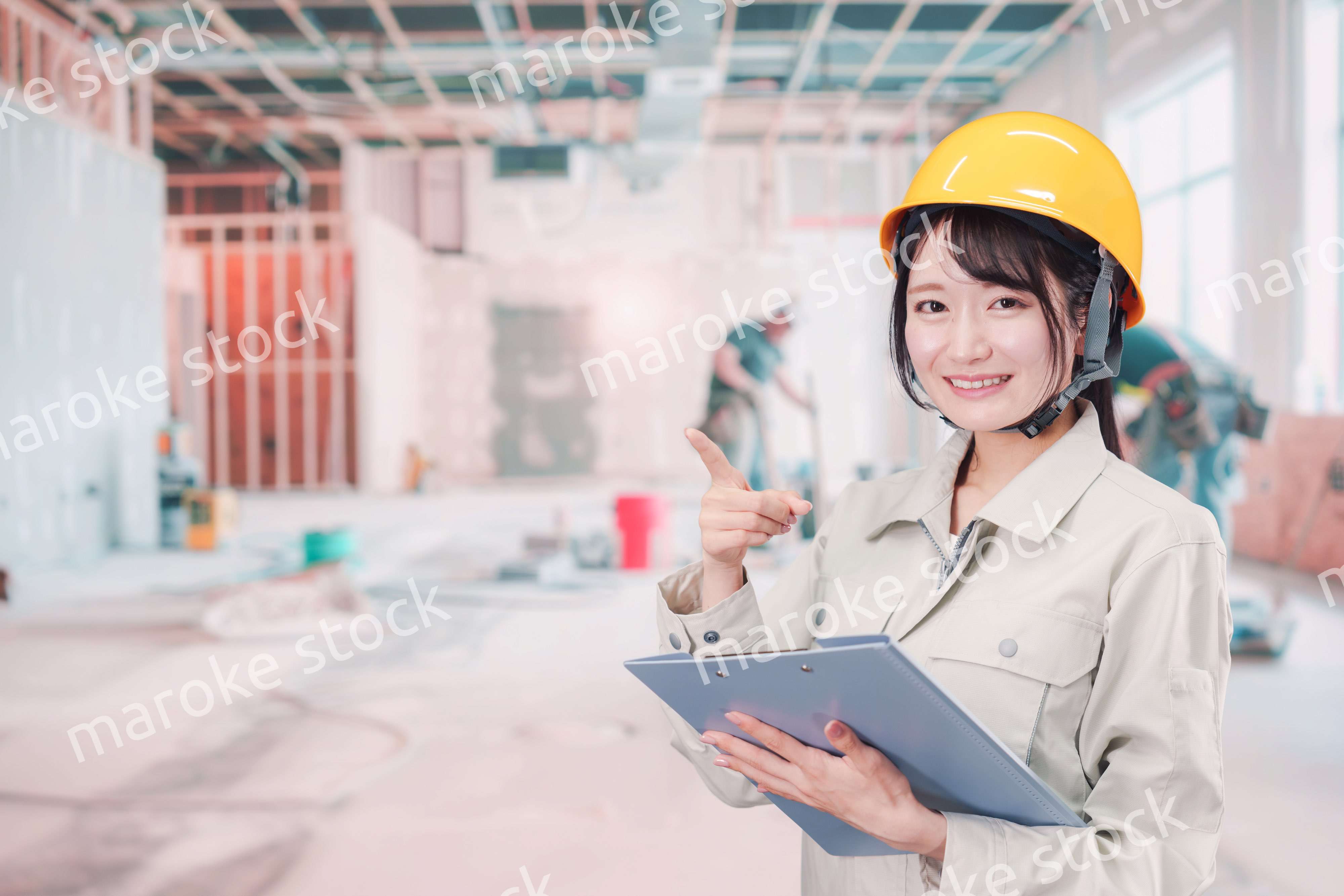 建設現場の施工管理をする女性