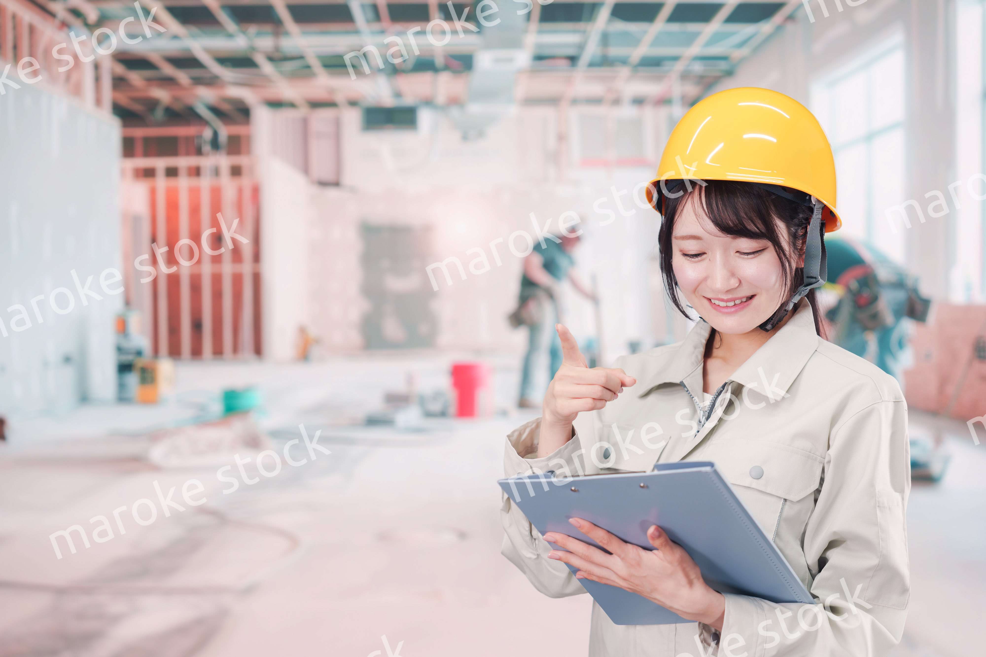 建設現場の施工管理をする女性