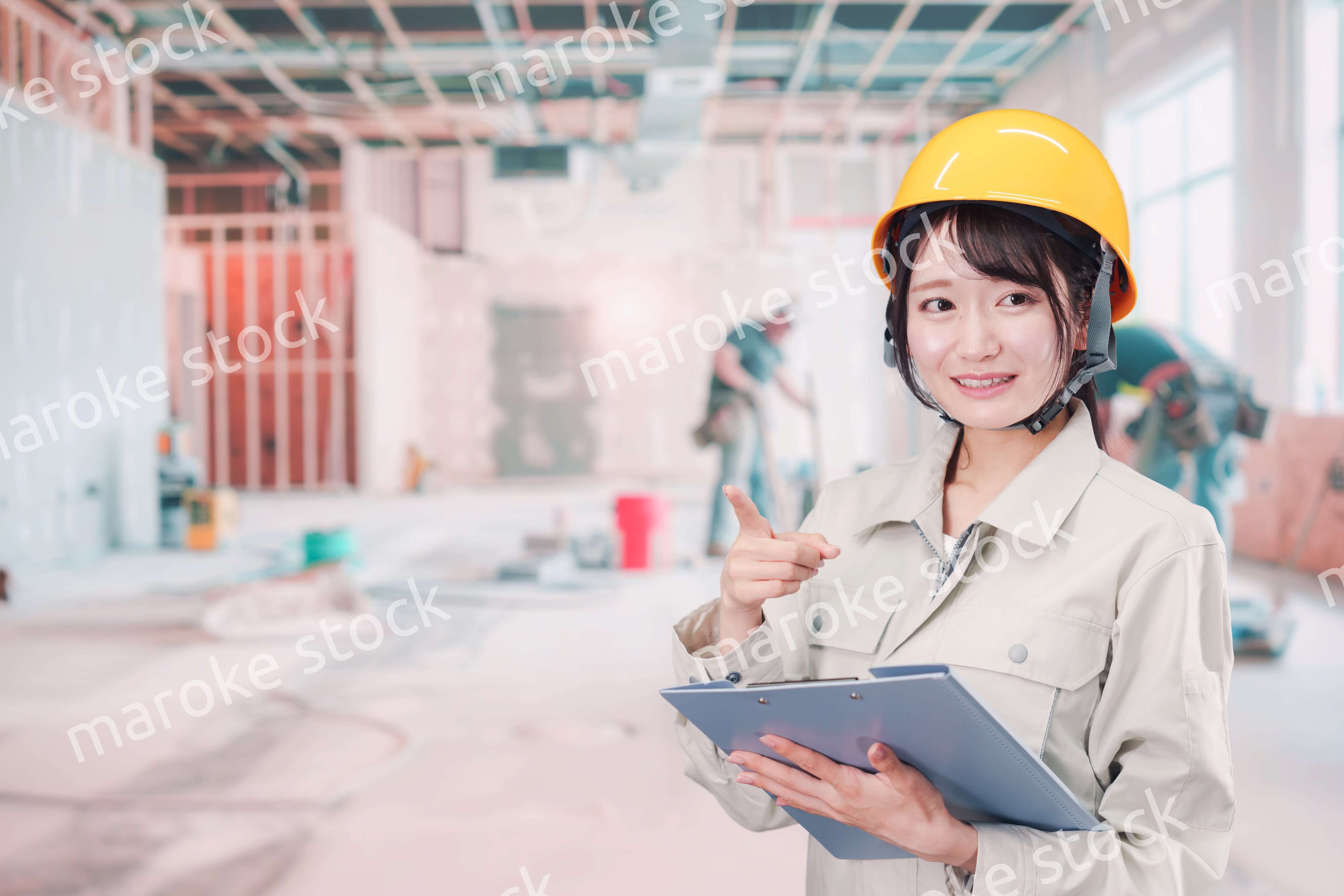 建設現場の施工管理をする女性