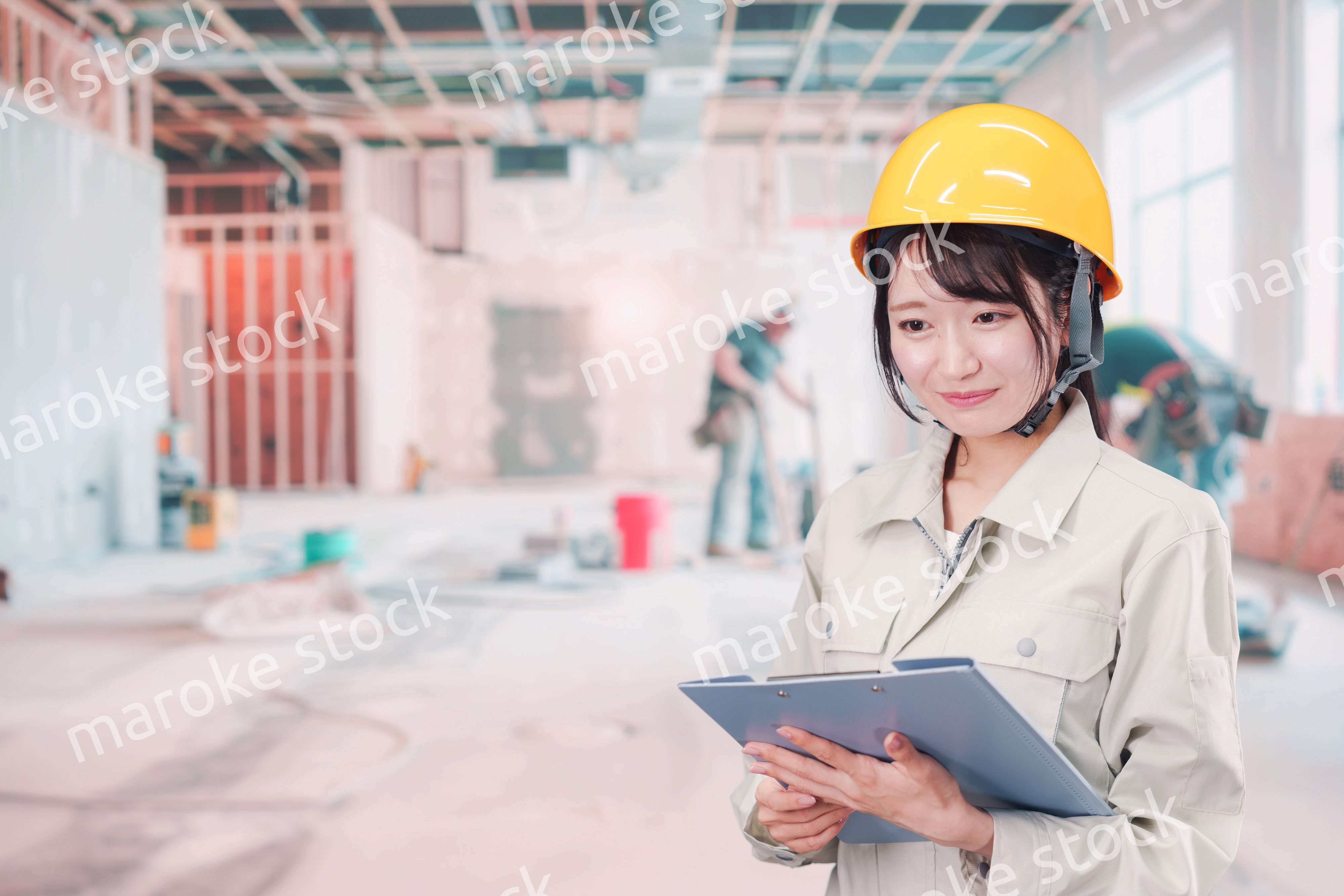 建設現場の施工管理をする女性