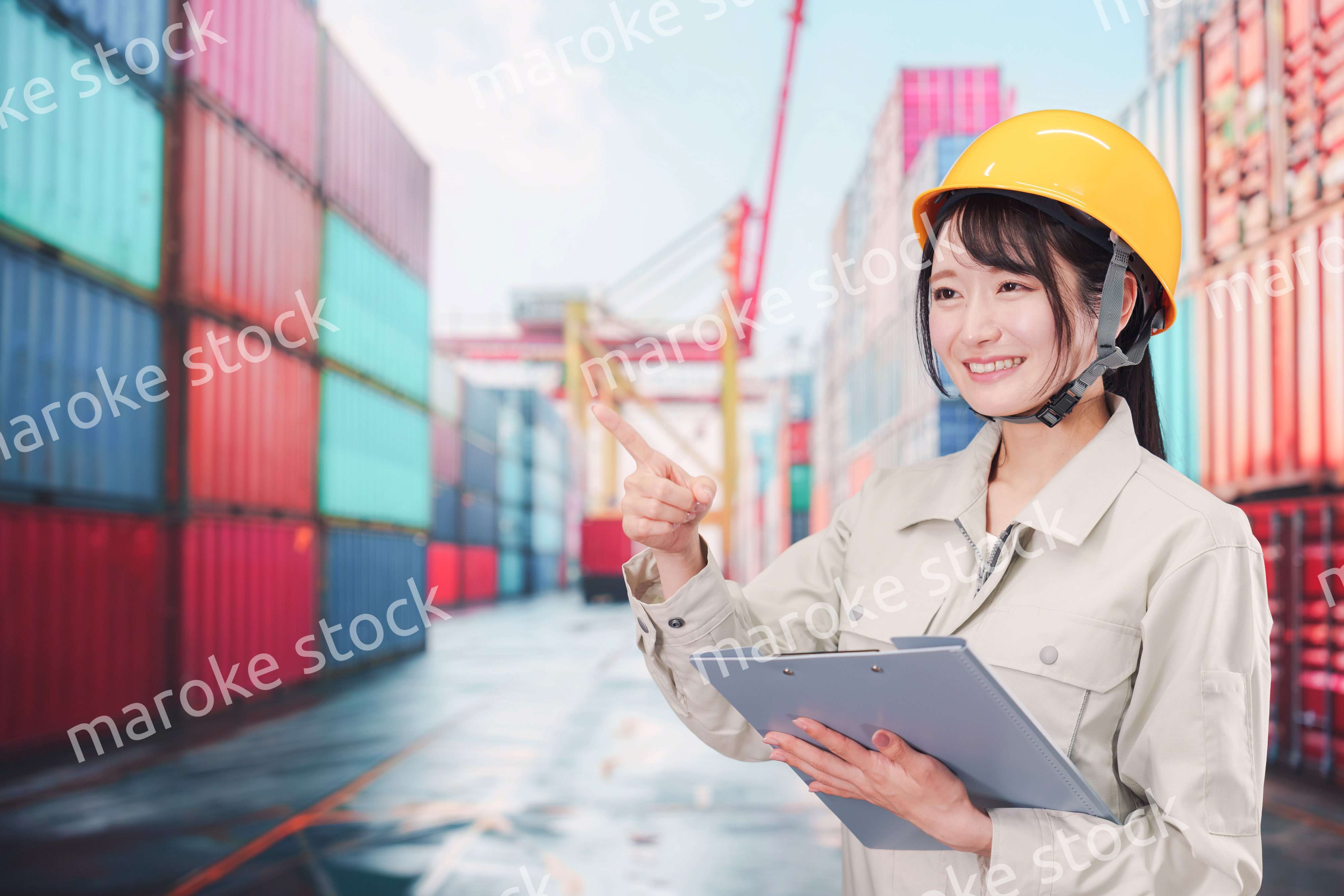 港湾で働く若い女性