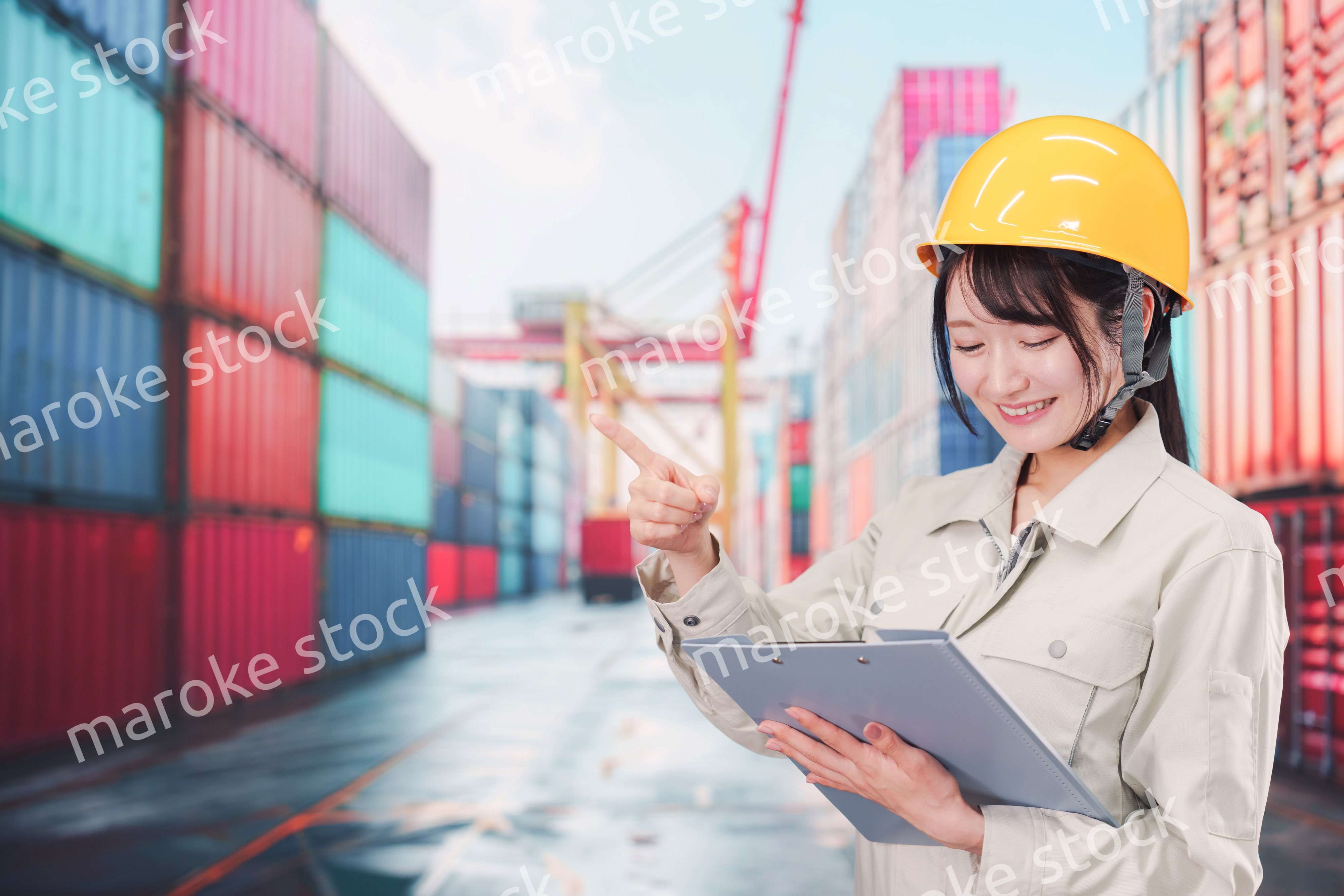 港湾で働く若い女性