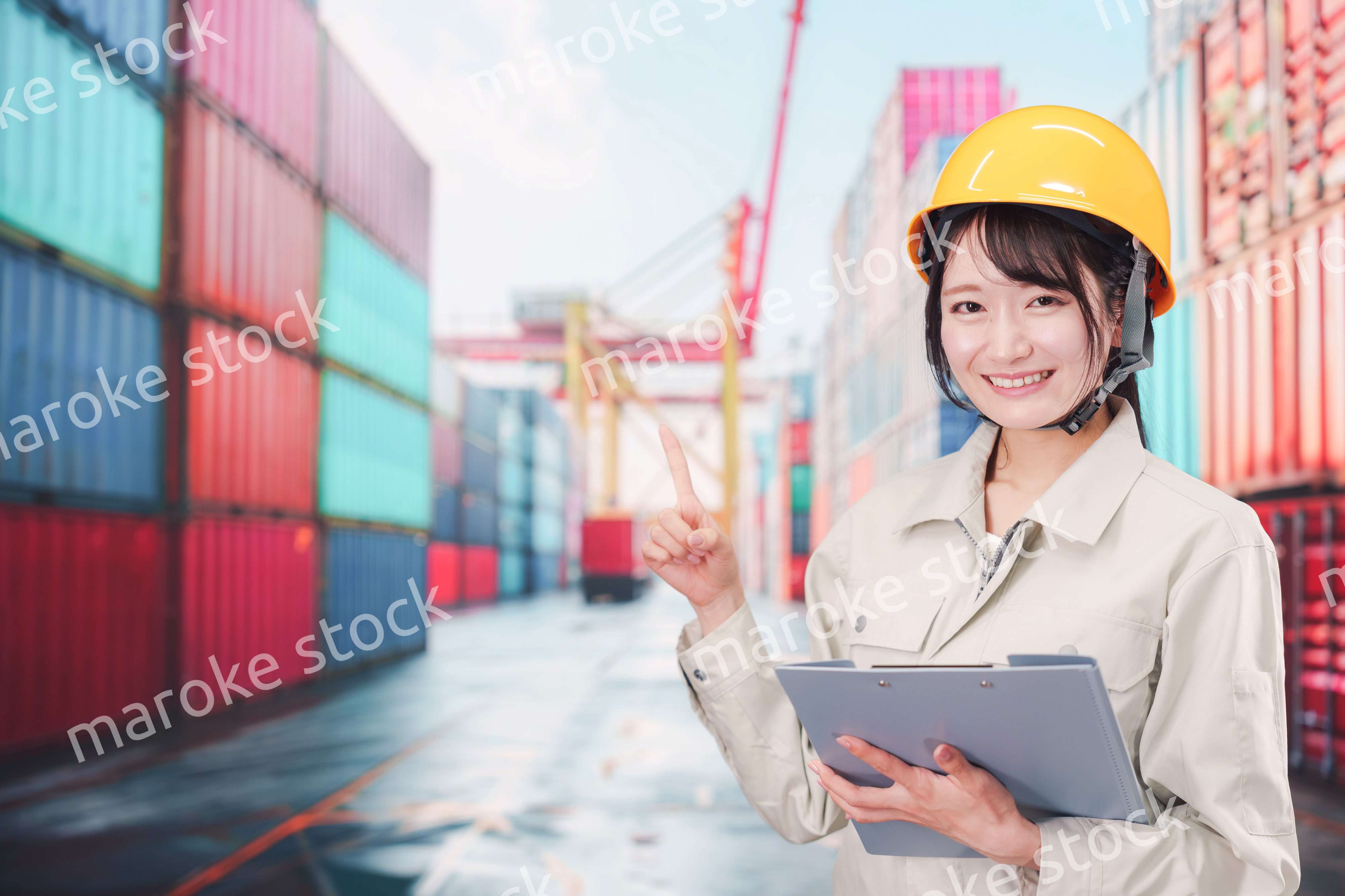 港湾で働く若い女性