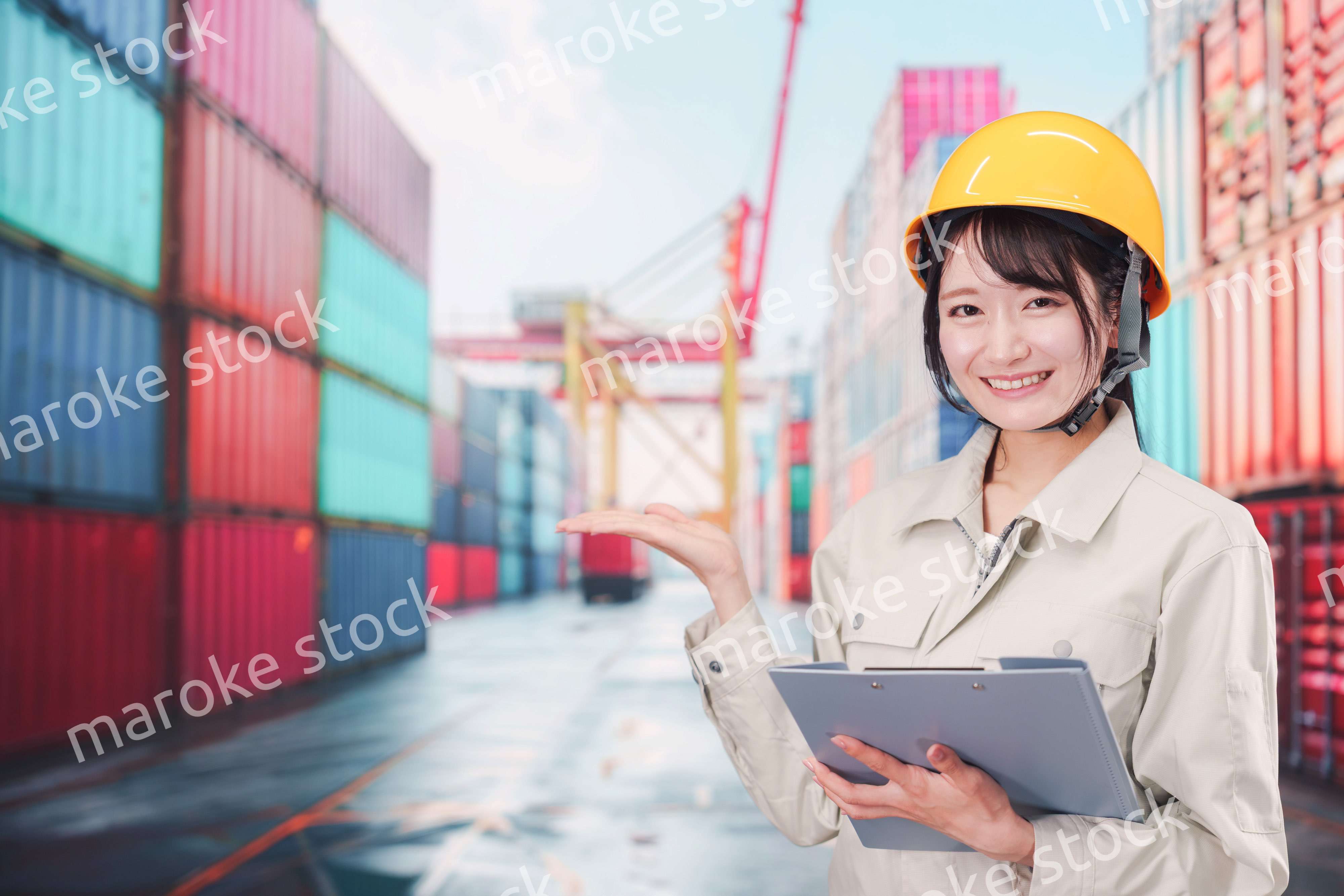 港湾で働く若い女性