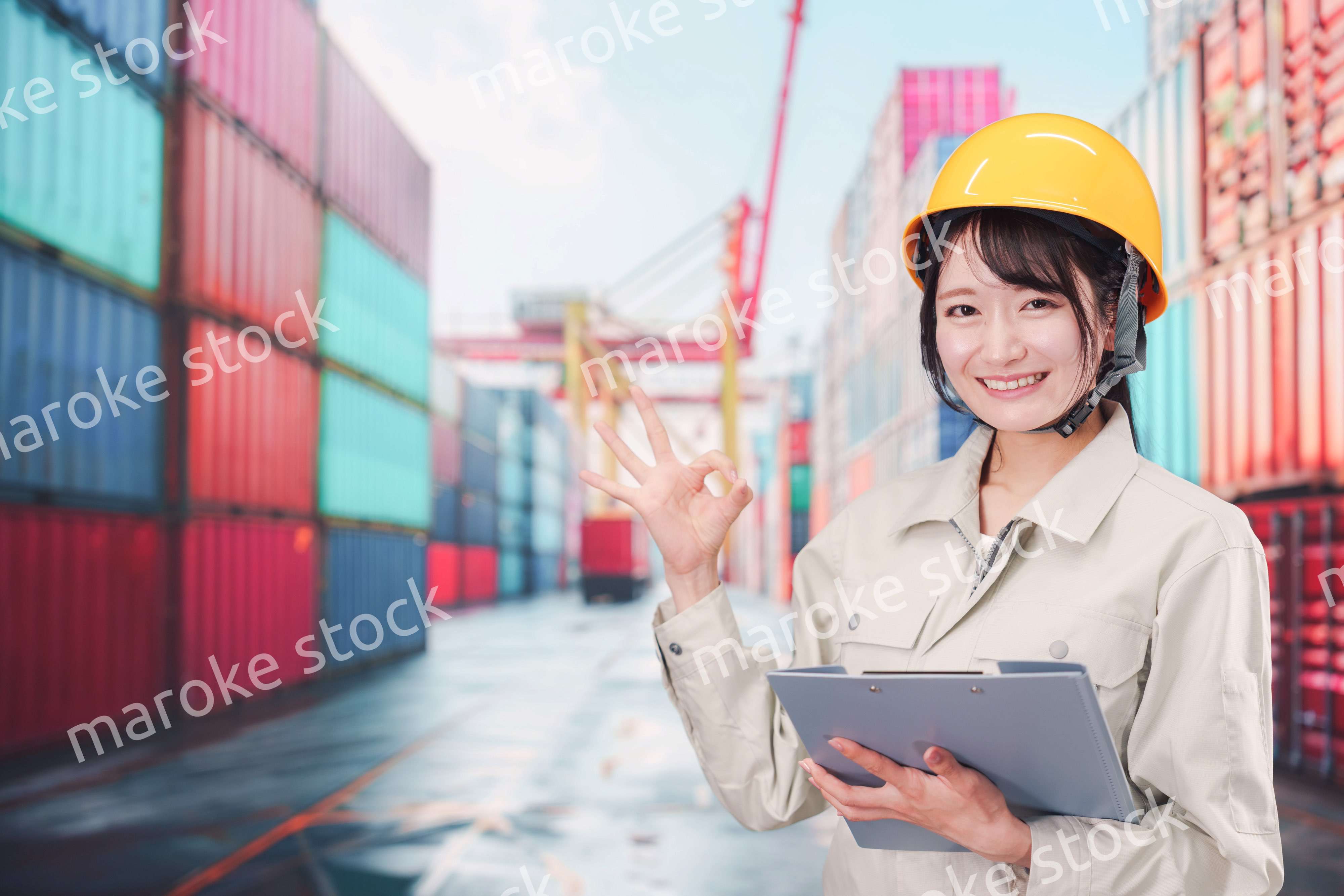 港湾で働く若い女性