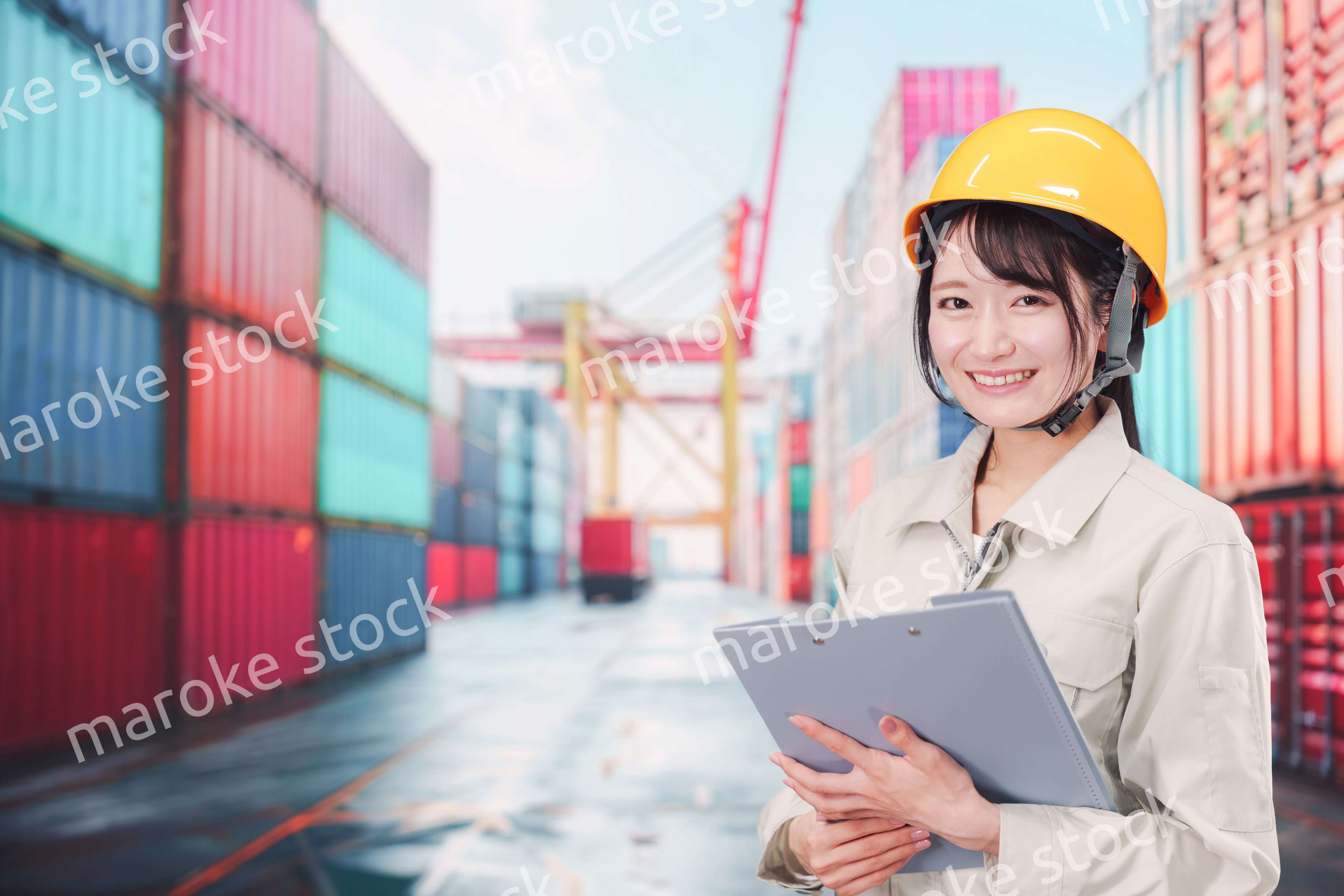港湾で働く若い女性