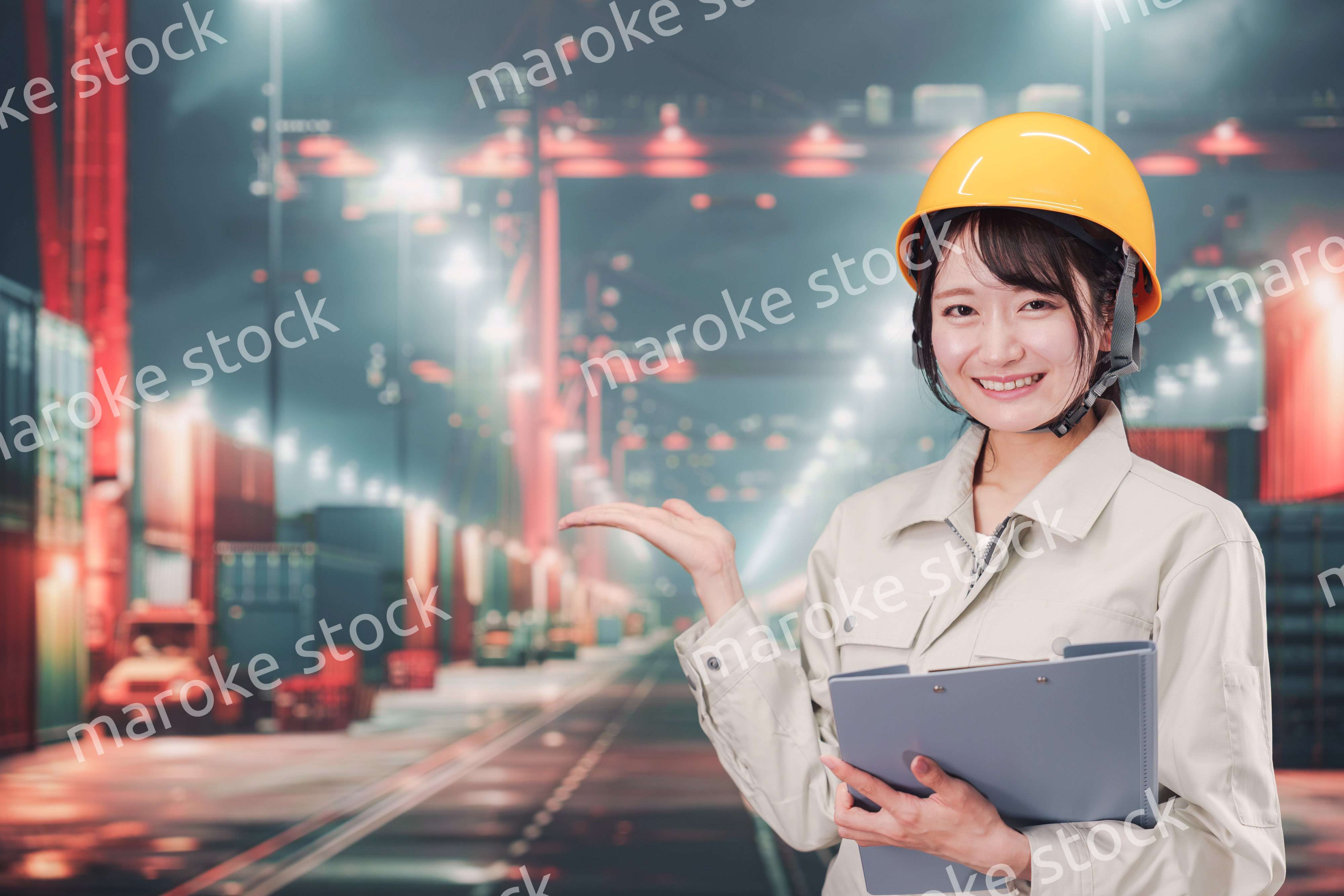 港湾で働く若い女性