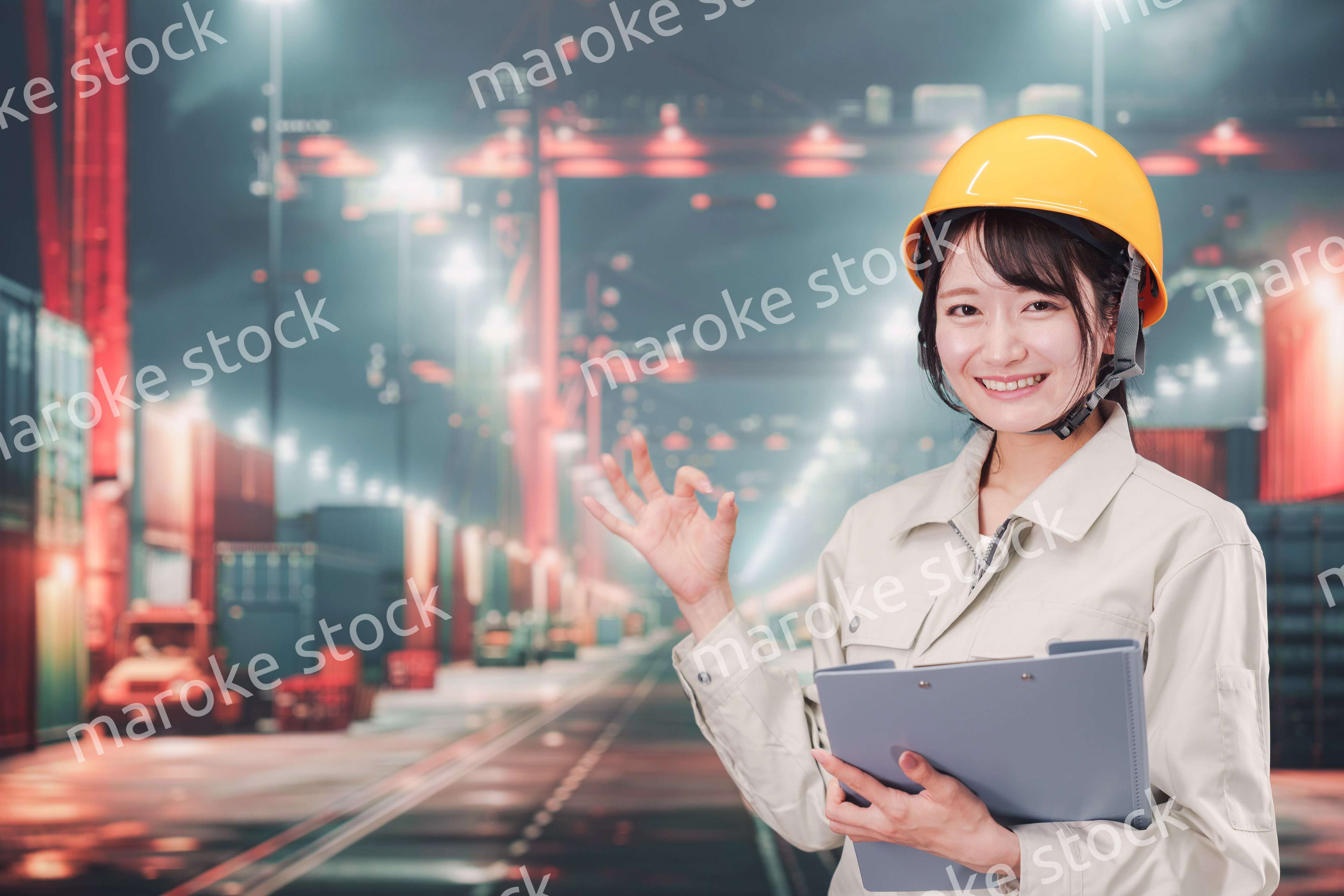 港湾で働く若い女性