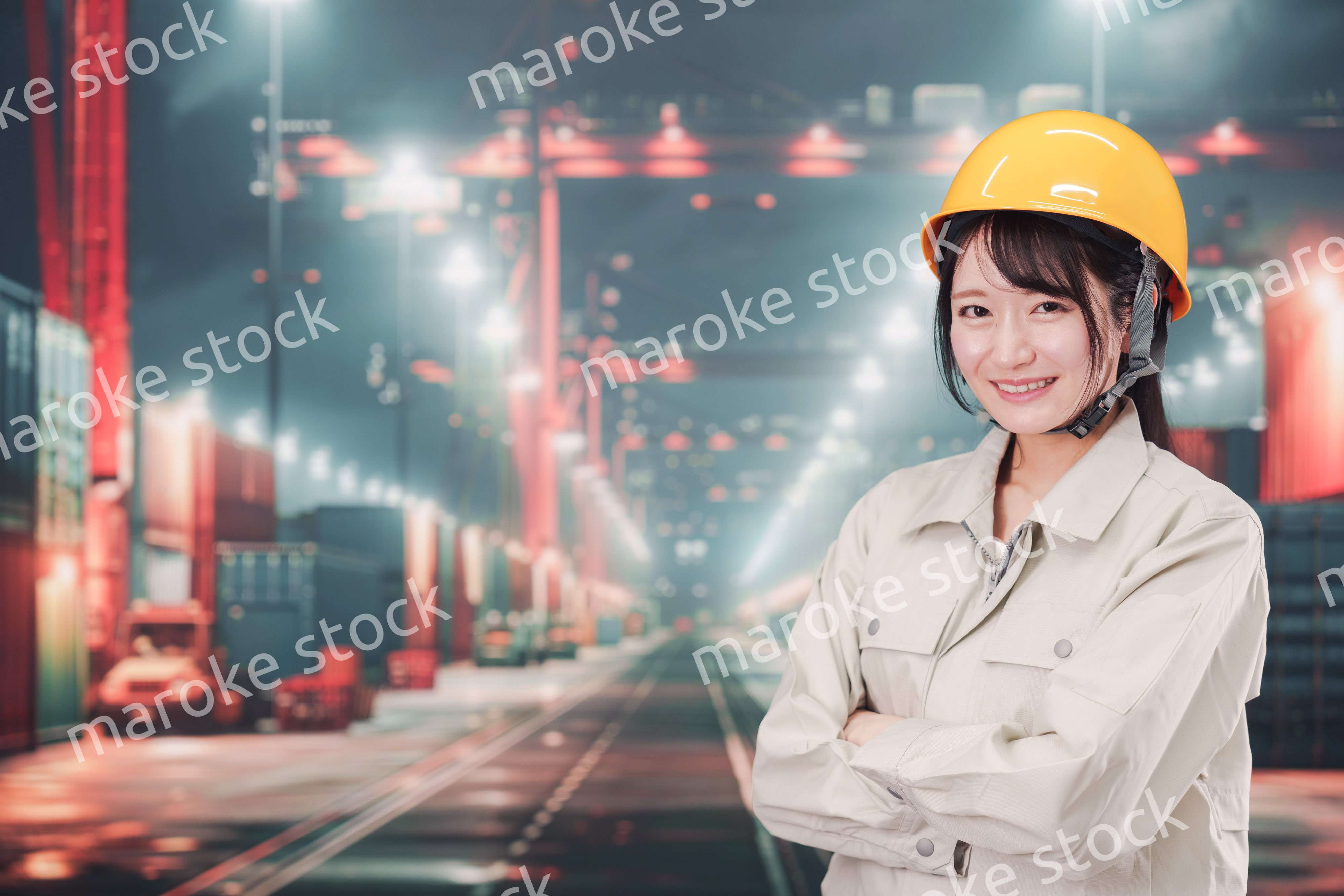 港湾で働く若い女性