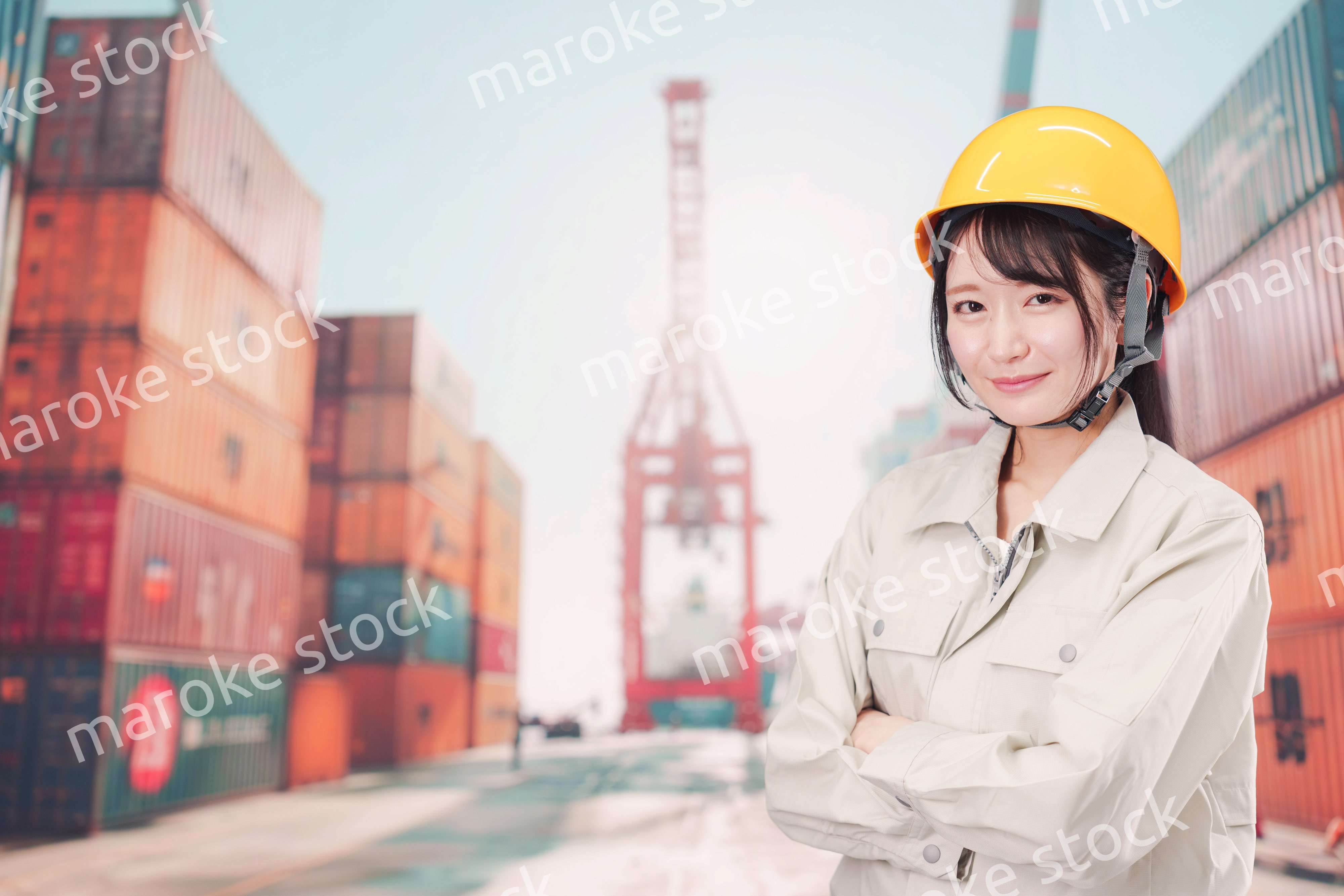 港湾で働く若い女性