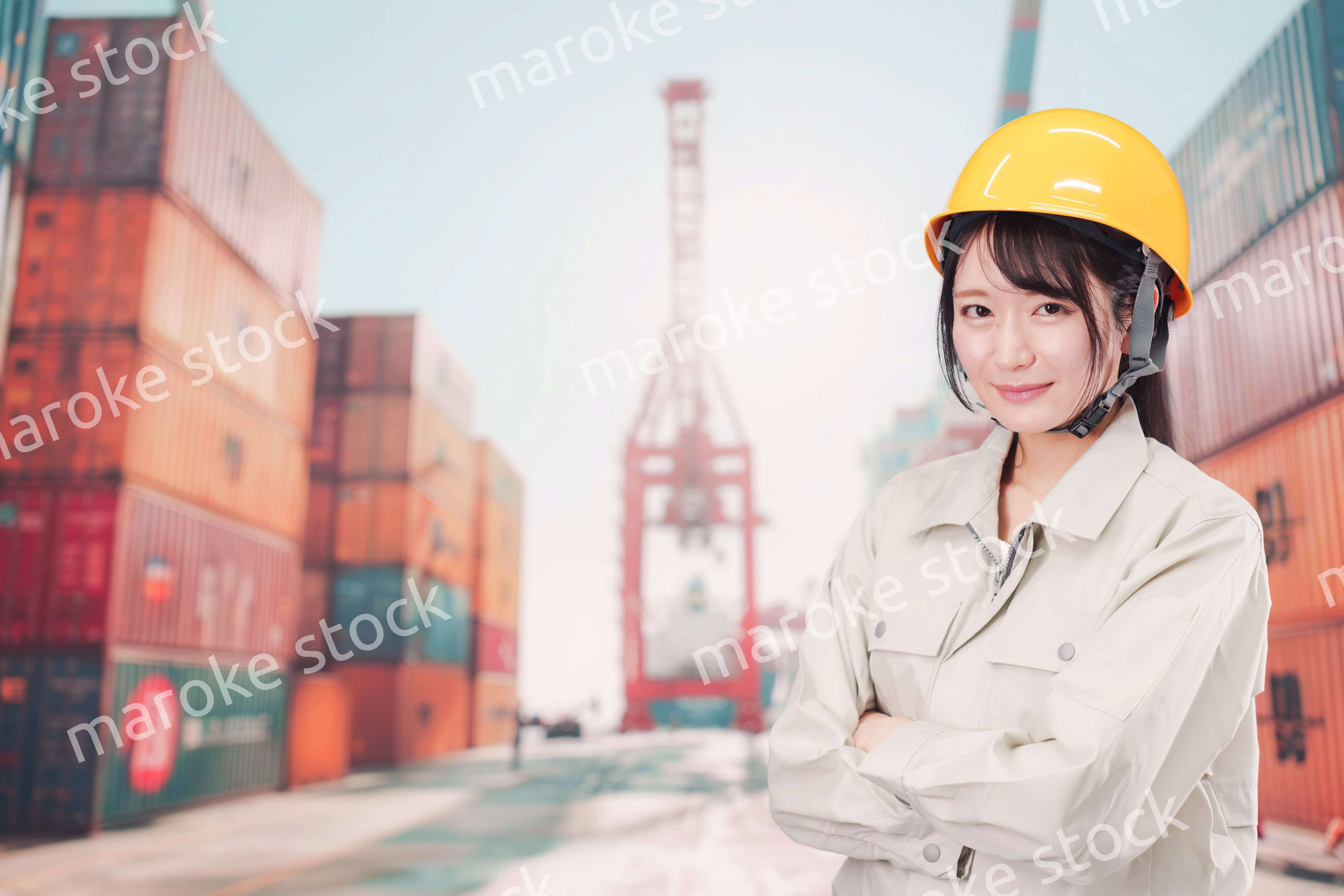 港湾で働く若い女性