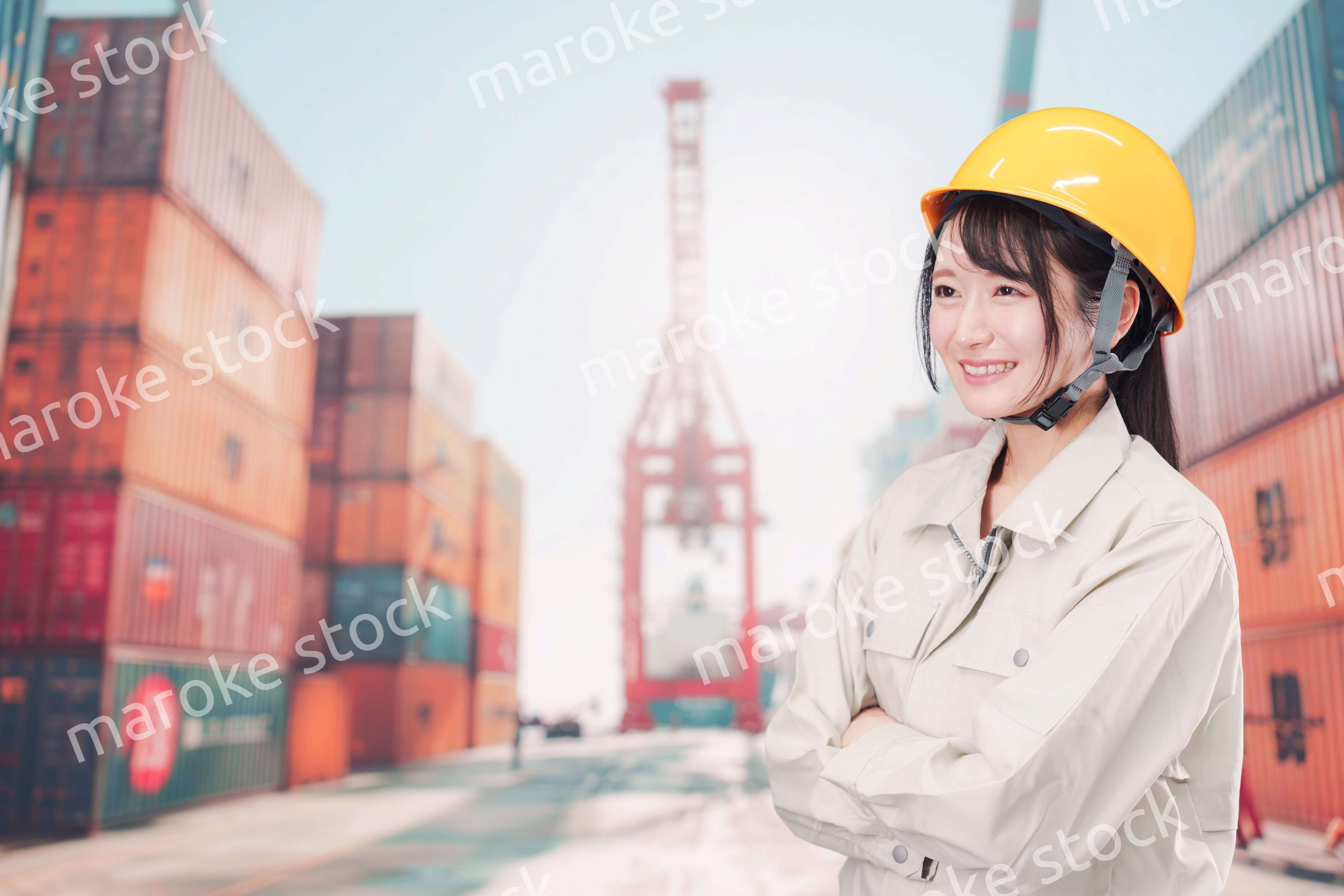 港湾で働く若い女性