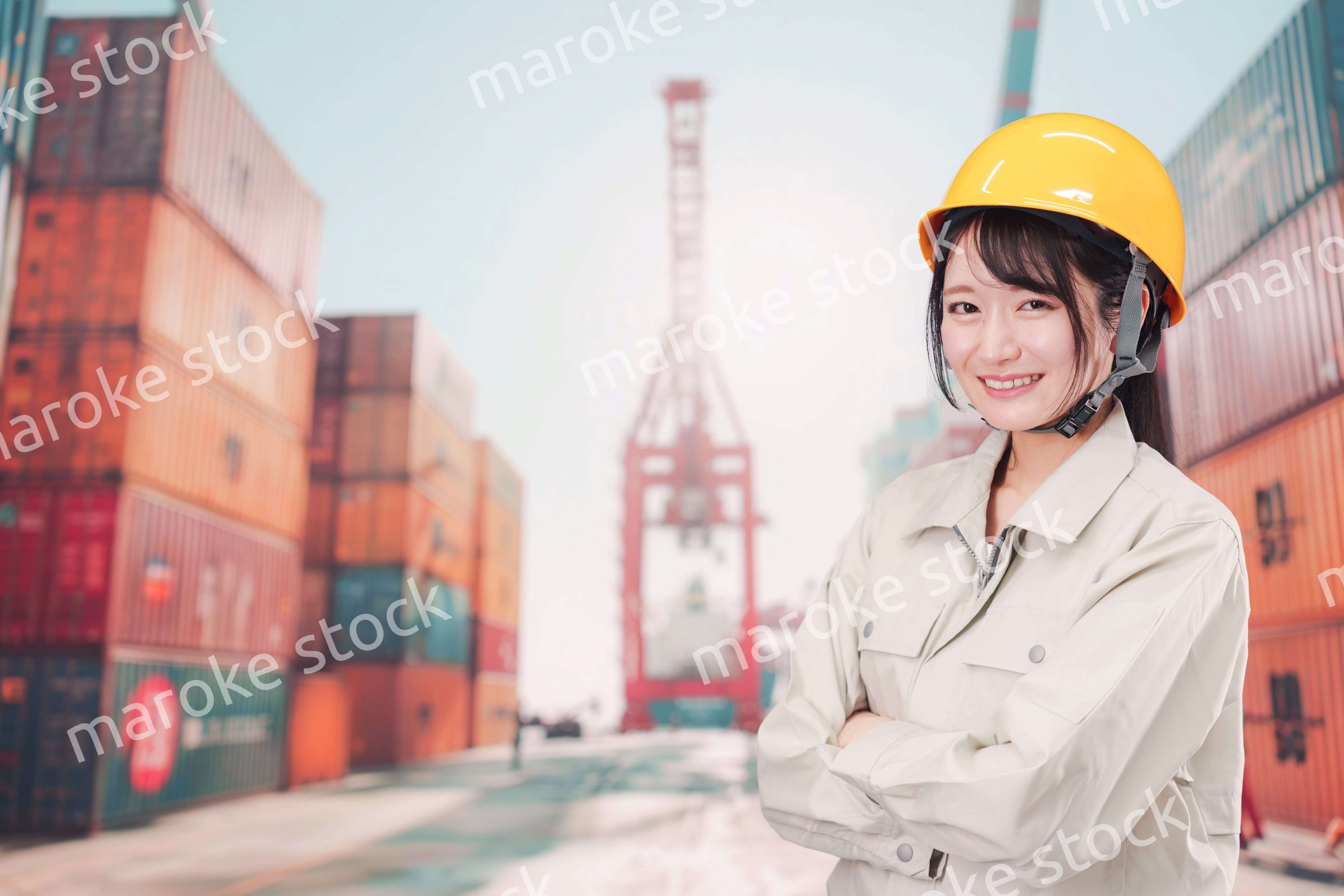 港湾で働く若い女性