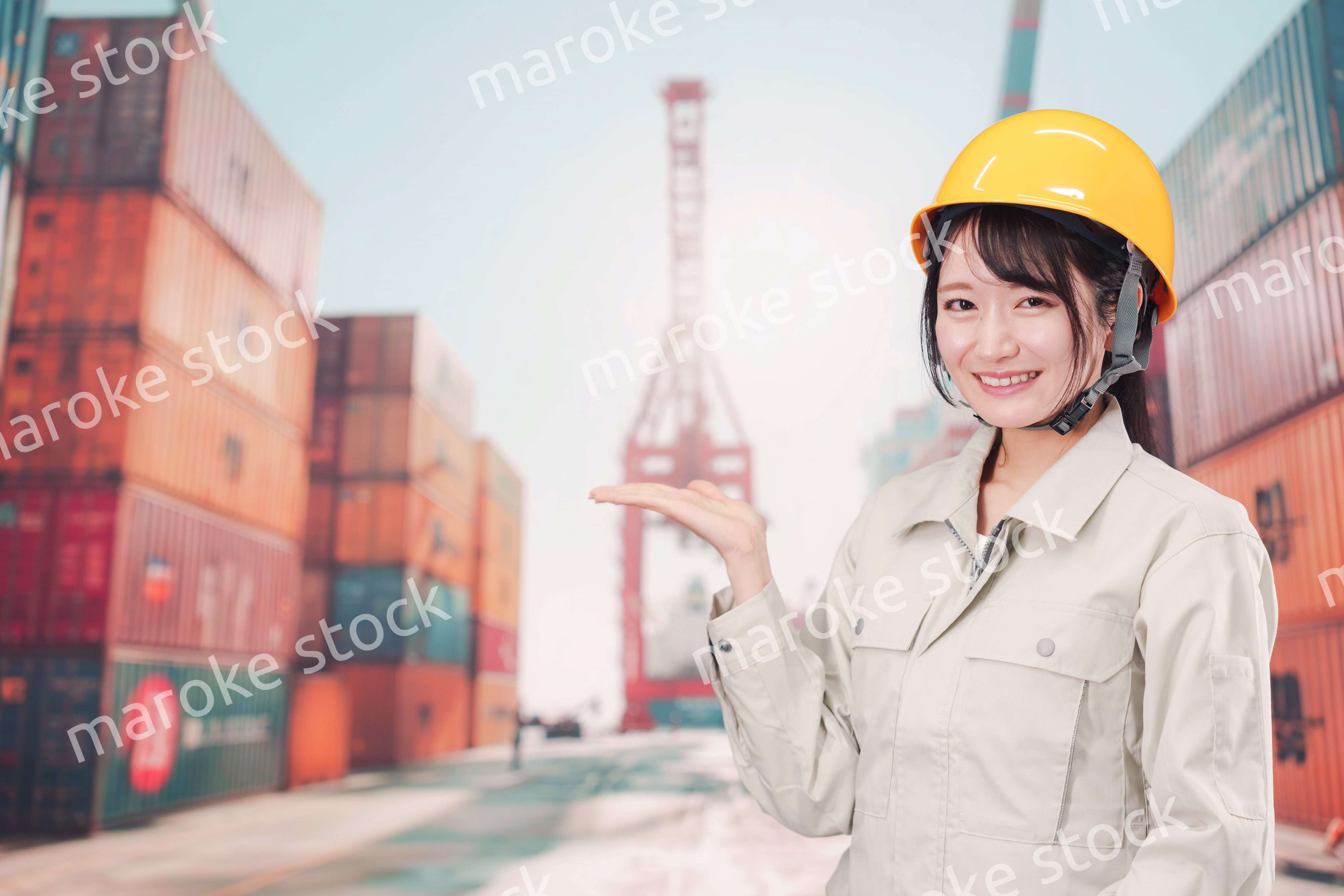 港湾で働く若い女性