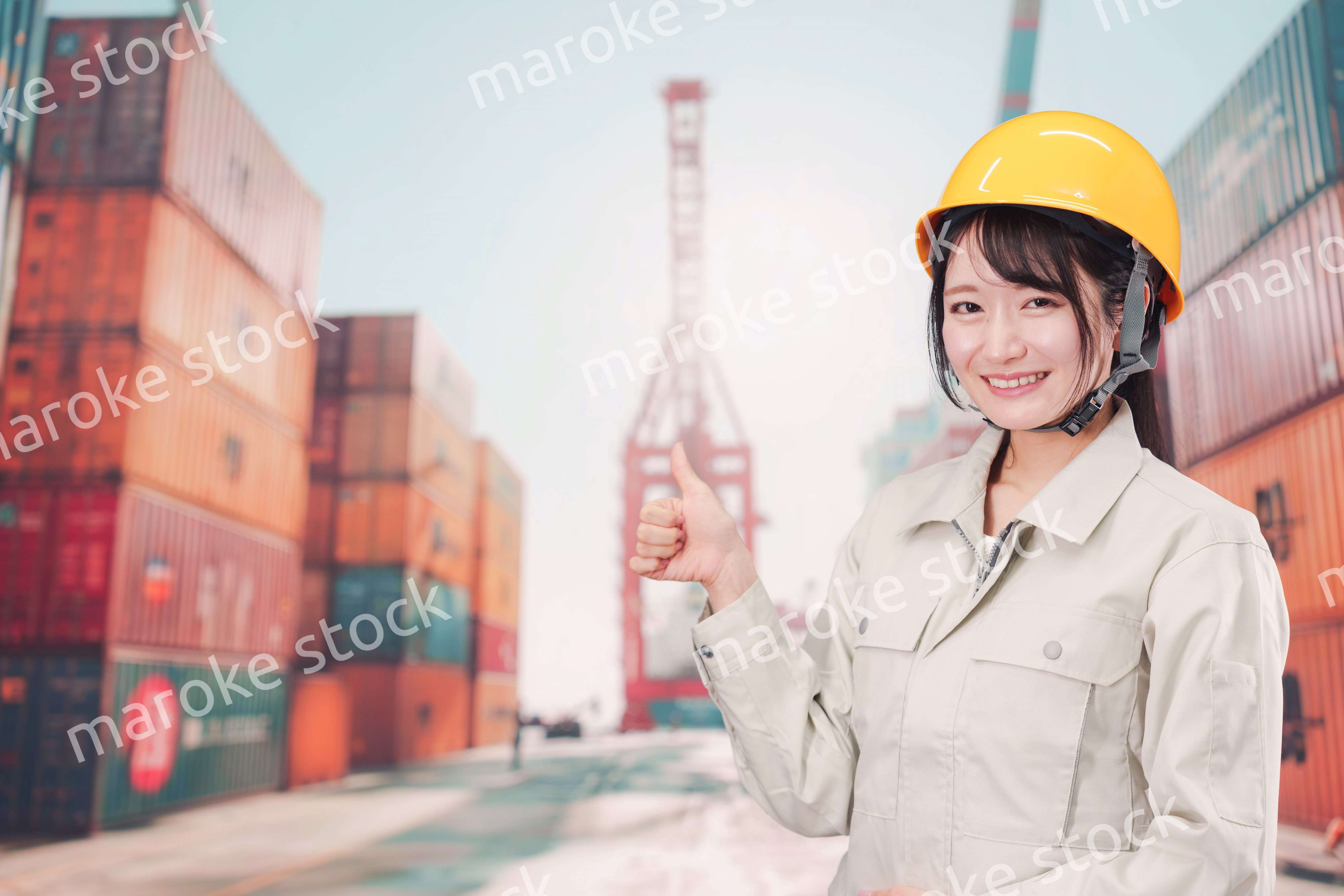 港湾で働く若い女性