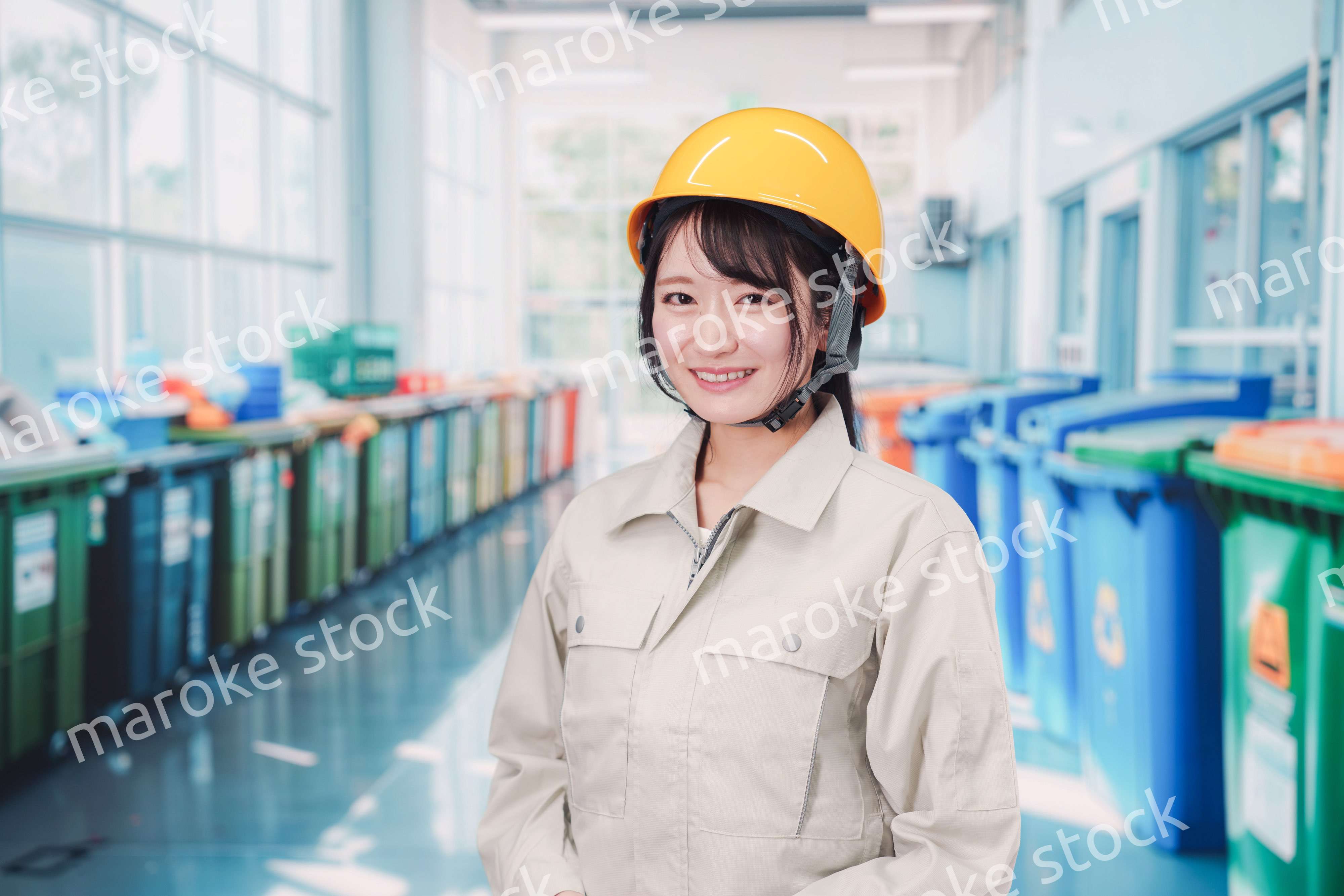 ゴミ清掃の仕事をする若い女性